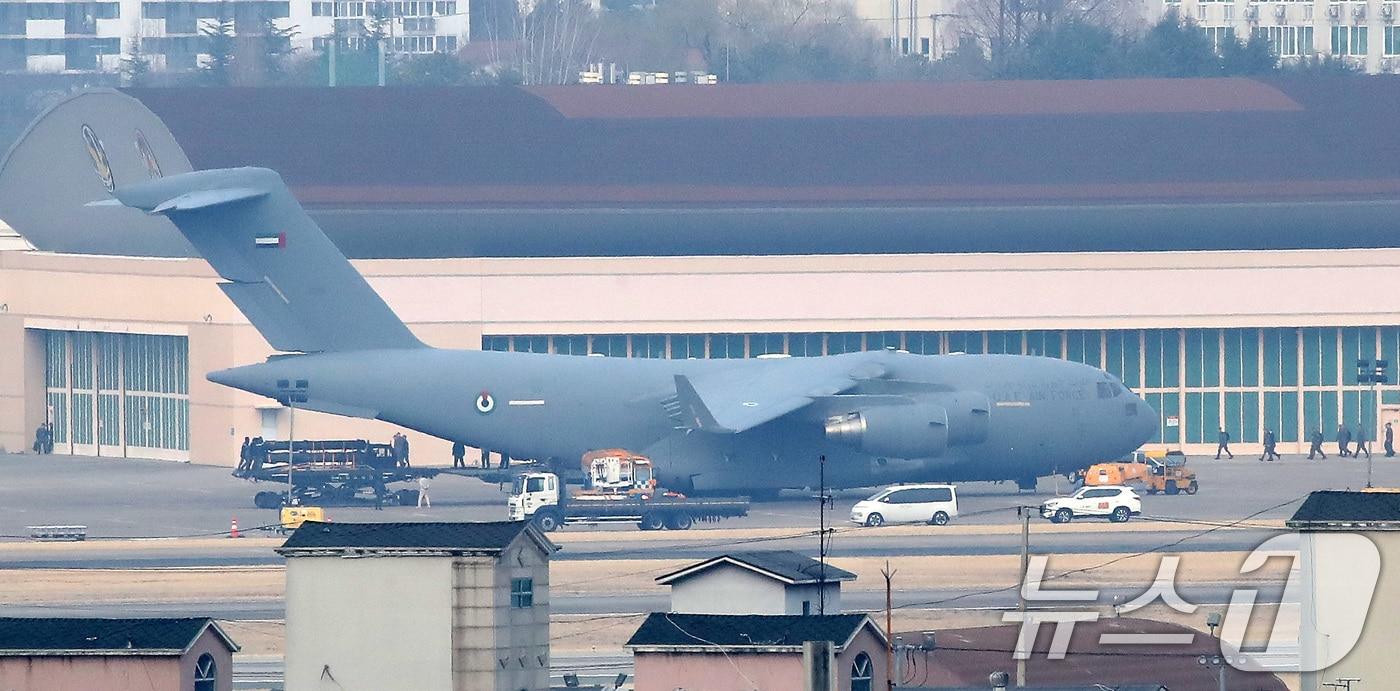 본문 이미지 - 9일 오후 대구공항에서 관계자들이 아랍에미리트(UAE) C-17 수송기에 천궁-Ⅱ 유도탄으로 추정되는 물자를 싣고 있다. 2026.3.9 ⓒ 뉴스1 공정식 기자