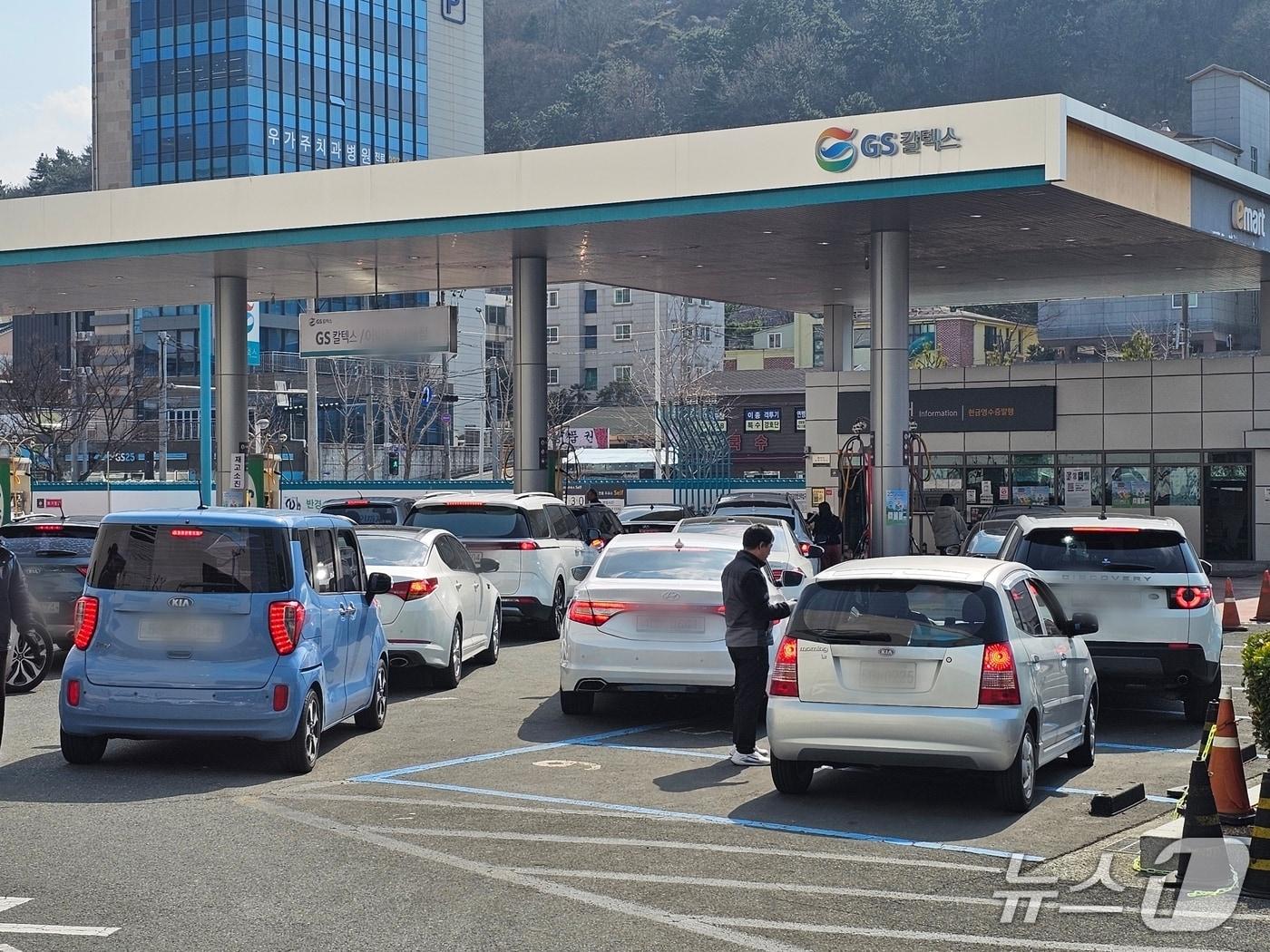 본문 이미지 - 9일 오후 김해시 외동의 한 주유소에 차량이 몰려들고 있다. 2026.3.9 ⓒ 뉴스1 박민석 기자
