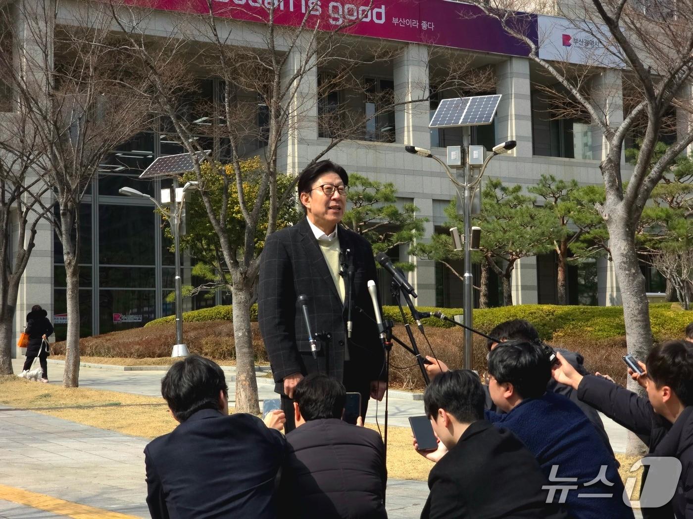 본문 이미지 - 9일 박형준 부산시장이 시청 앞 광장에서 기자들에게 출마 소감을 밝히고 있다.2026.3.9 ⓒ 뉴스1 이주현 기자