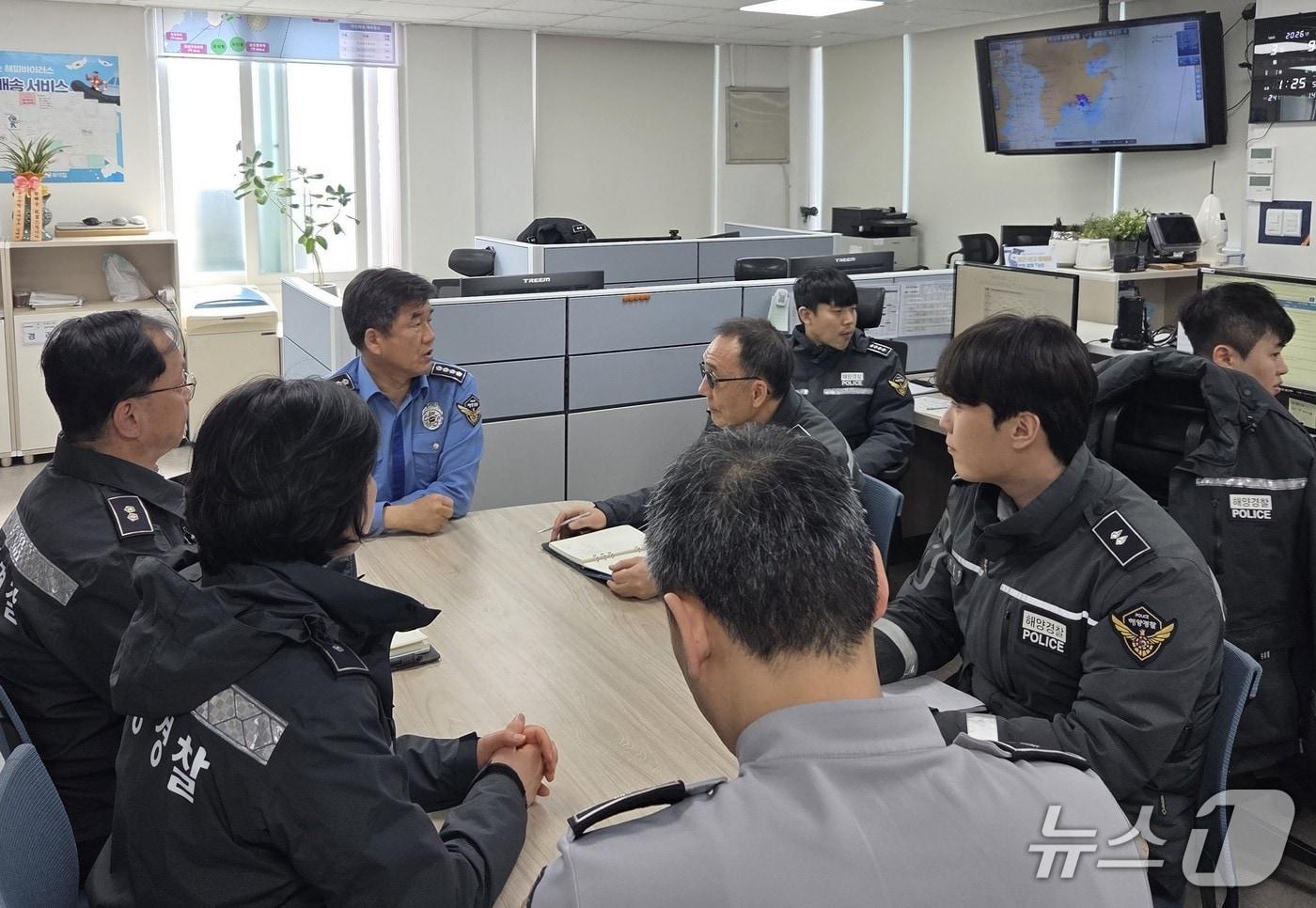 본문 이미지 - 울산해양경찰서는 9일 방어진파출소에서 짙은 안개 기간 해양사고 대비·대응 강화를 위한 취약요소 현장 점검을 실시했다.(울산해경 제공. 재판매 및 DB금지)/뉴스1