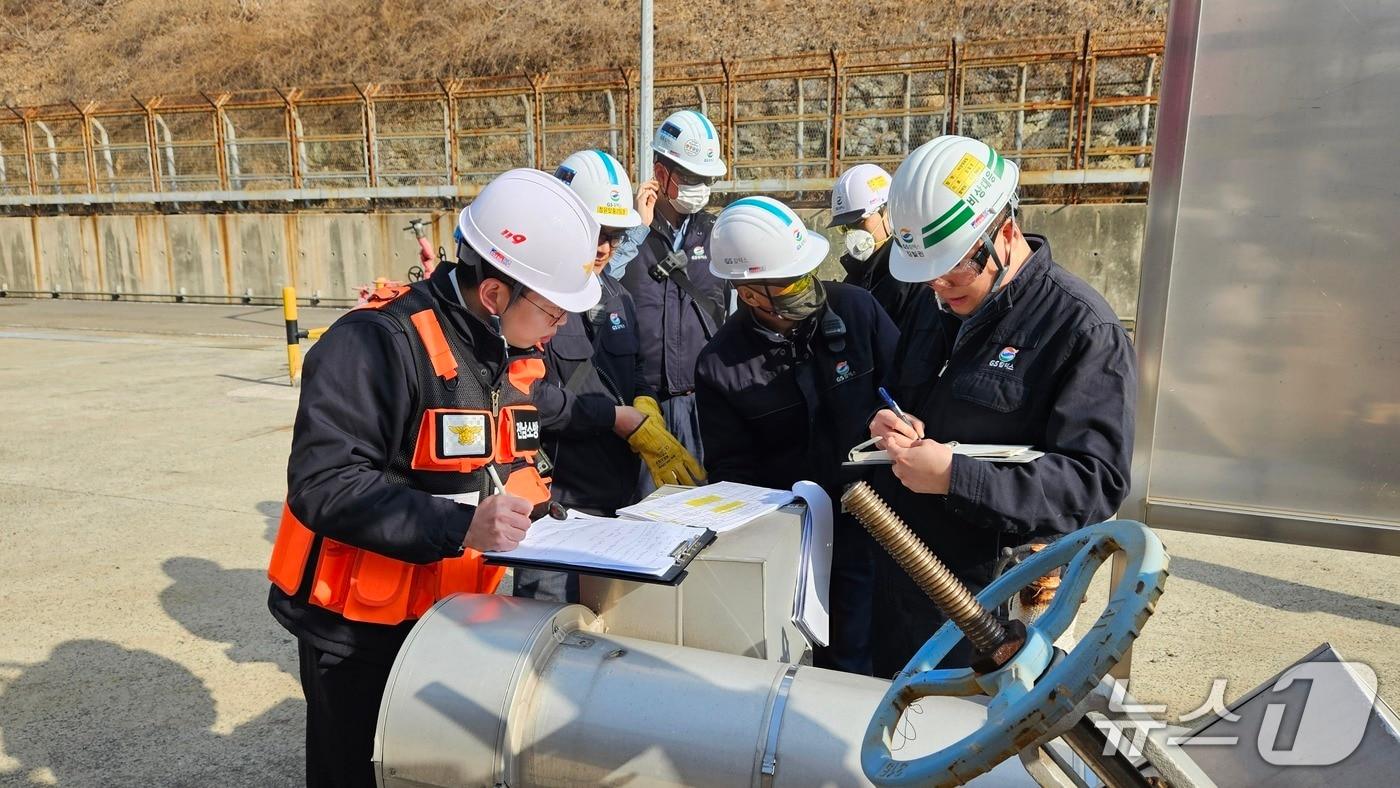 본문 이미지 - 전남소방본부가 봄철 화재예방을 위해 안전조사하고 있다. (전남소방본부 제공. 재판매 및 DB 금지)