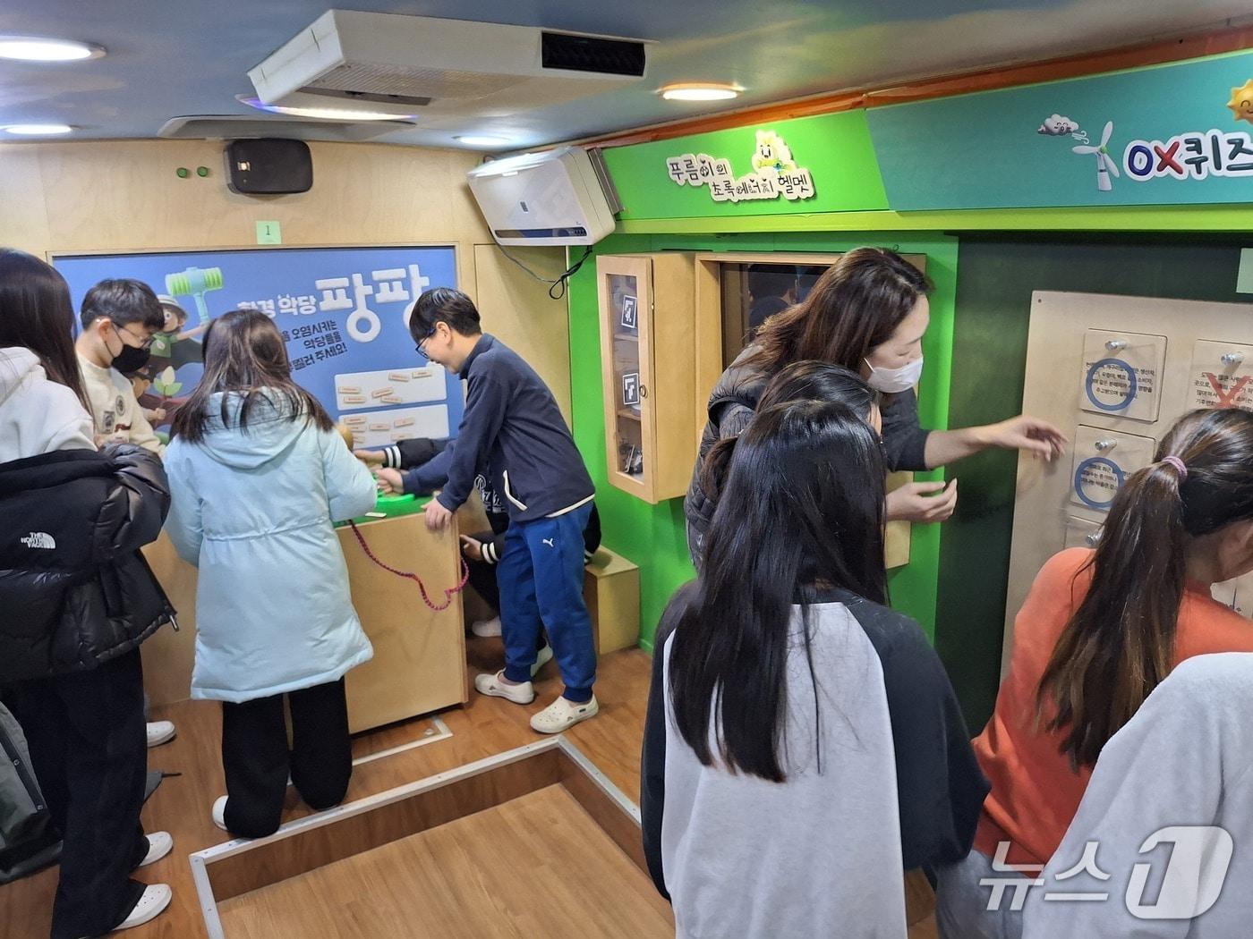 본문 이미지 - 서울형 이동환경교실 내 학생들이 교구재 체험(OX퀴즈)을 하고 있다.(서울시 제공)