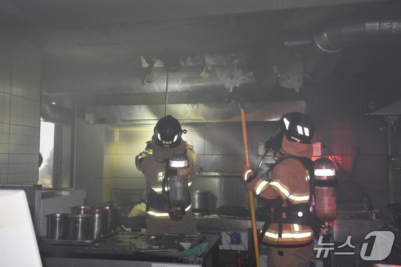 본문 이미지 - 불이 난 음식 주방.(대전소방본부 제공) /뉴스1