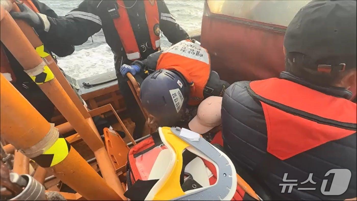 본문 이미지 - 9일 포항해경이 복통을 호소하는 50대 선원을 고속함정으로 이송하고 있다. 