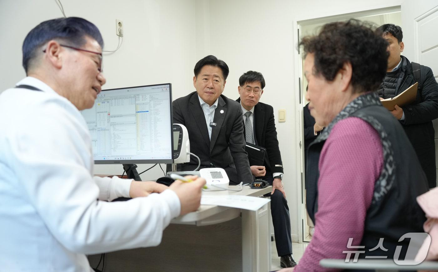 본문 이미지 - 오영훈 제주지사가 서귀포시 안덕면의 한 의원에서 건강주치의 진료 과정을 지켜보고 있다.(제주도 제공, 재판매 및 DB 금지)/뉴스1 