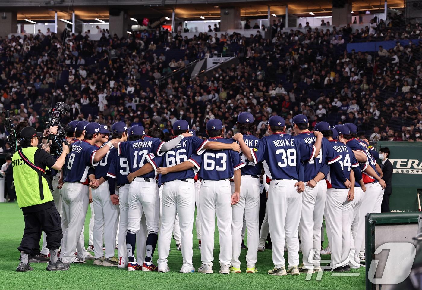 본문 이미지 - 9일 일본 도쿄돔에서 열리는 2026 월드베이스볼클래식 조별리그 C조 대한민국과 호주의 경기에 앞서 한국 대표팀 선수들이 결의를 다지고 있다. 2026.3.9 ⓒ 뉴스1 구윤성 기자