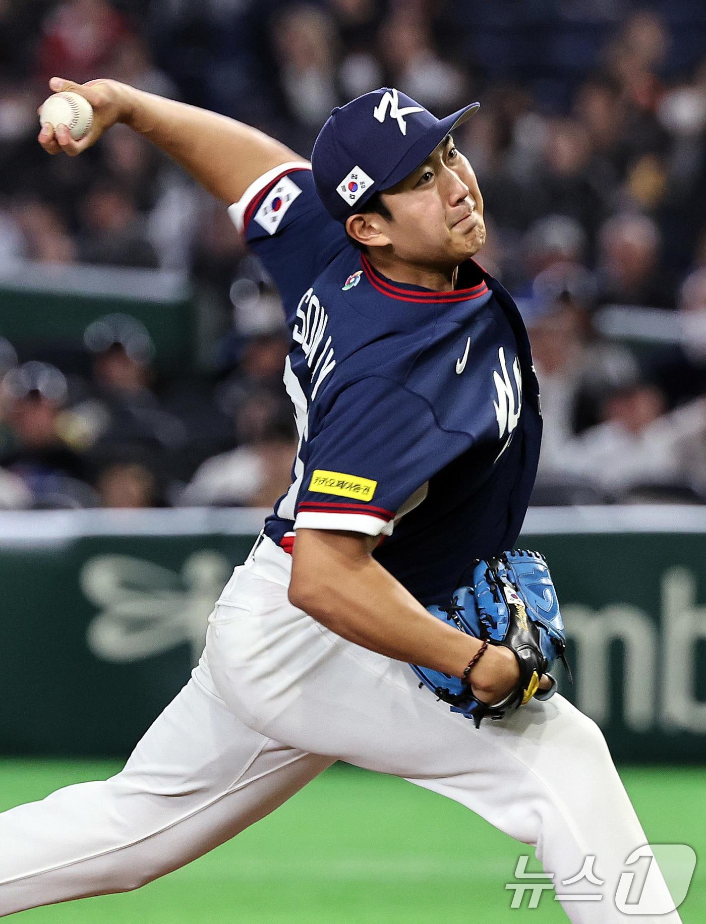 본문 이미지 - 9일 일본 도쿄돔에서 열린 2026 월드베이스볼클래식 조별리그 C조 대한민국과 호주의 경기. 대한민국 선발투수 손주영이 역투하고 있다. 2026.3.9 ⓒ 뉴스1 구윤성 기자