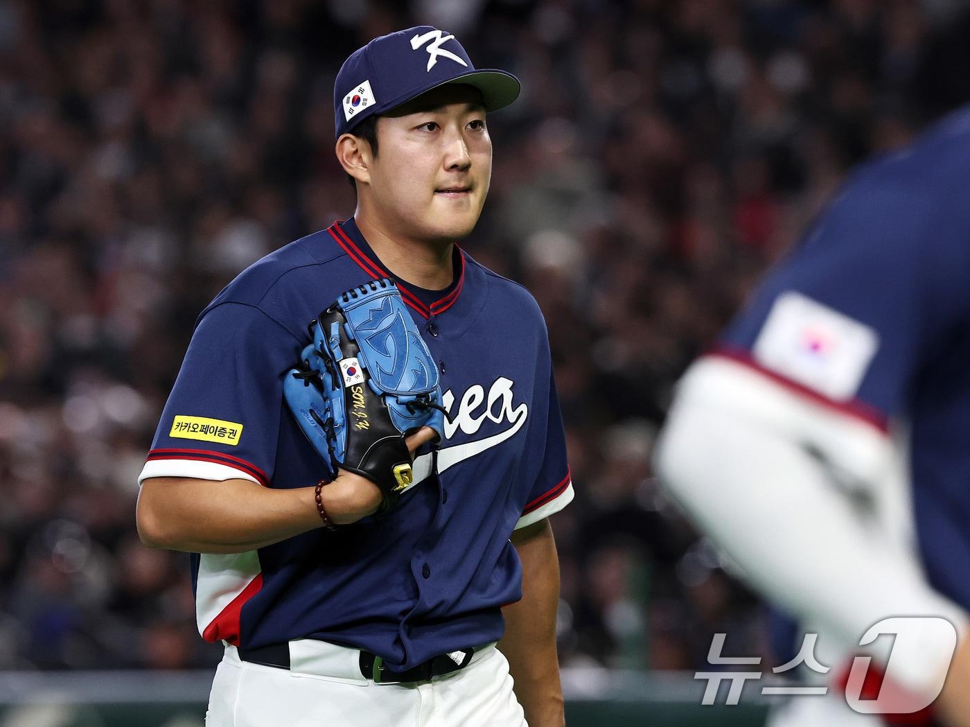 본문 이미지 - 9일 일본 도쿄돔에서 열린 2026 월드베이스볼클래식 조별리그 C조 대한민국과 호주의 경기. 대한민국 선발투수 손주영이 1회 무실점으로 이닝을 마친 뒤 더그아웃으로 들어서고 있다. 2026.3.9 ⓒ 뉴스1 구윤성 기자