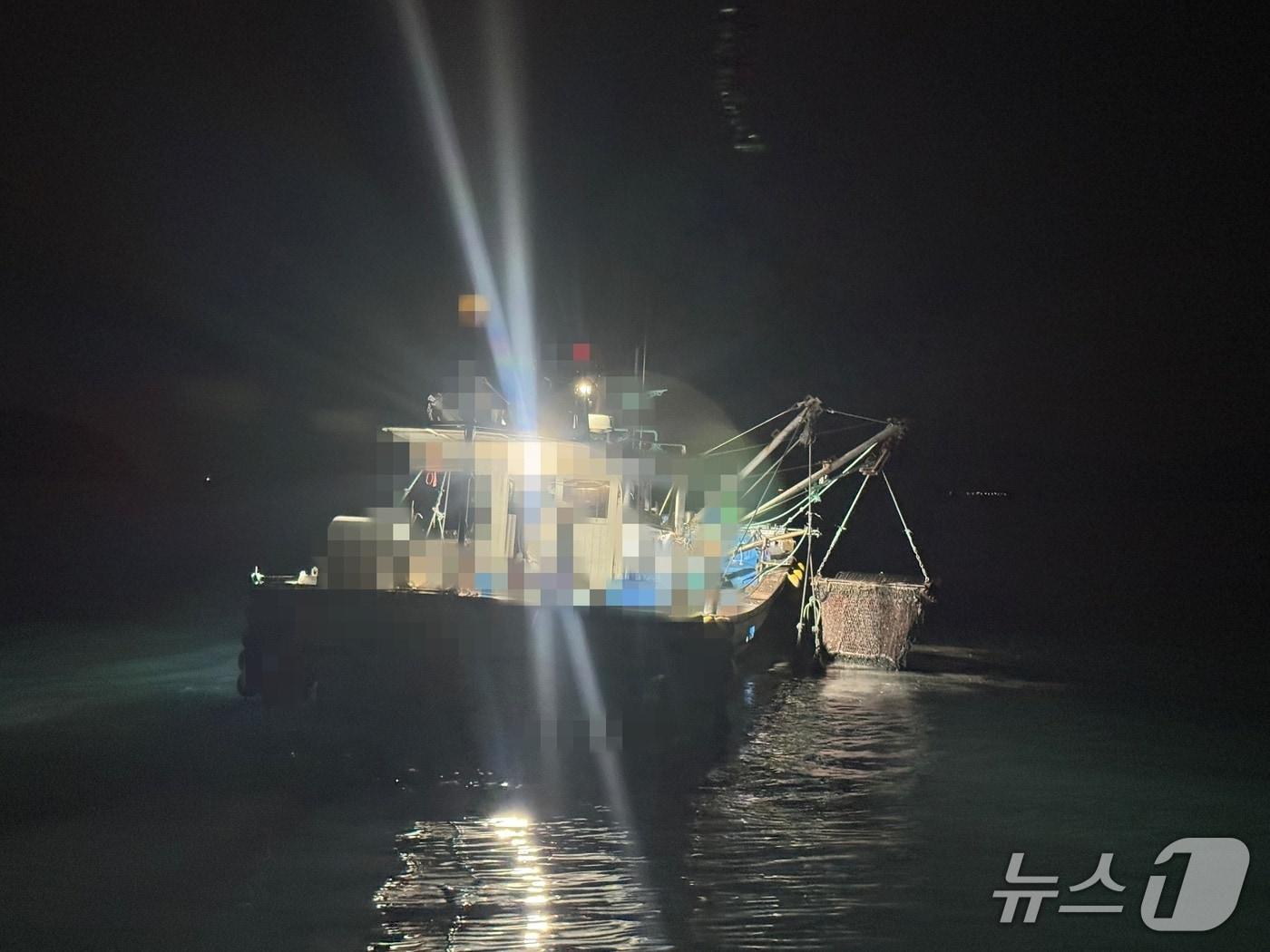 본문 이미지 - 지난 5일 경남 고성군 하이면 율포말 앞 해상에 위치한 양식장에서 사천해경이 불법으로 조업한 관리선을 단속하고 있다. (사천해경 제공. 재판매 및 DB 금지)