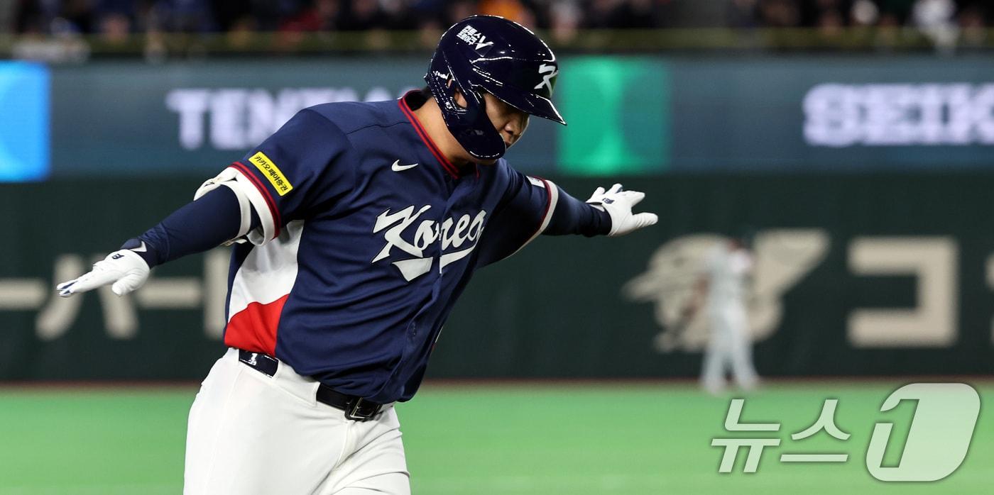 본문 이미지 - 9일 일본 도쿄돔에서 열린 2026 월드베이스볼클래식 조별리그 C조 대한민국과 호주의 경기. 대한민국 문보경이 2회초 무사 1루 투런홈런을 친 뒤 그라운드를 돌고 있다. 2026.3.9 ⓒ 뉴스1 구윤성 기자