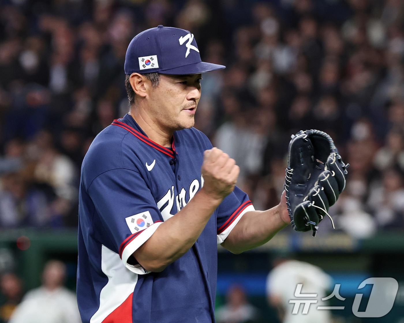 본문 이미지 - 9일 일본 도쿄돔에서 열린 2026 월드베이스볼클래식 조별리그 C조 대한민국과 호주의 경기. 대한민국 투수 노경은이 2회 이닝을 무실점으로 마친 뒤 더그아웃으로 들어서고 있다. 2026.3.9 ⓒ 뉴스1 구윤성 기자