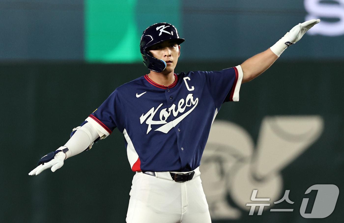 본문 이미지 - 9일 일본 도쿄돔에서 열린 2026 월드베이스볼클래식 조별리그 C조 대한민국과 호주의 경기. 3회초 대한민국 공격 무사 2루때 이정후가 1타점 적시타를 친 뒤 세리머니를 하고 있다. 2026.3.9 ⓒ 뉴스1 구윤성 기자