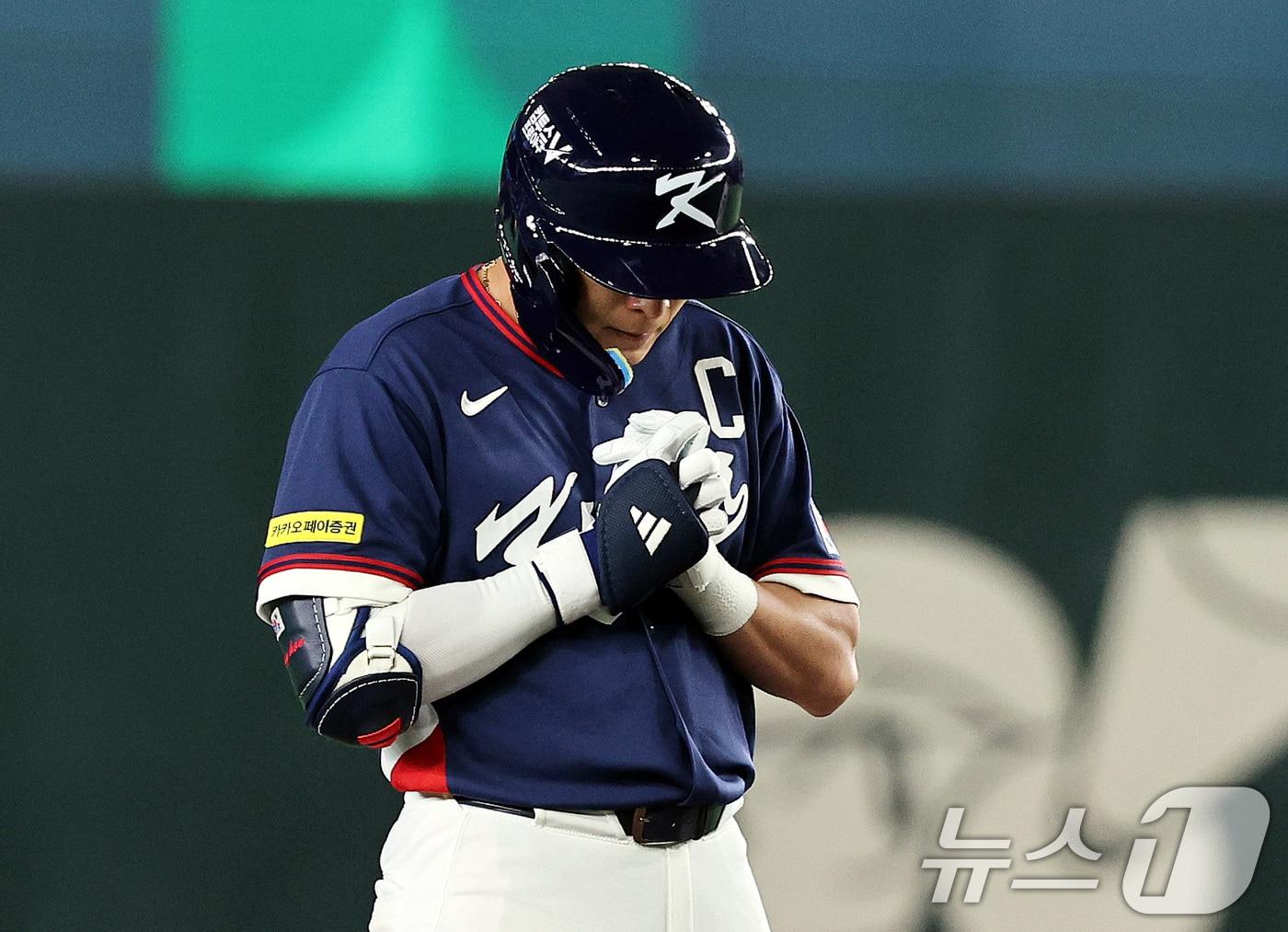 본문 이미지 - 9일 일본 도쿄돔에서 열린 2026 월드베이스볼클래식 조별리그 C조 대한민국과 호주의 경기. 3회초 대한민국 공격 무사 2루때 이정후가 1타점 적시타를 치고 기도하고 있다. 2026.3.9 ⓒ 뉴스1 구윤성 기자