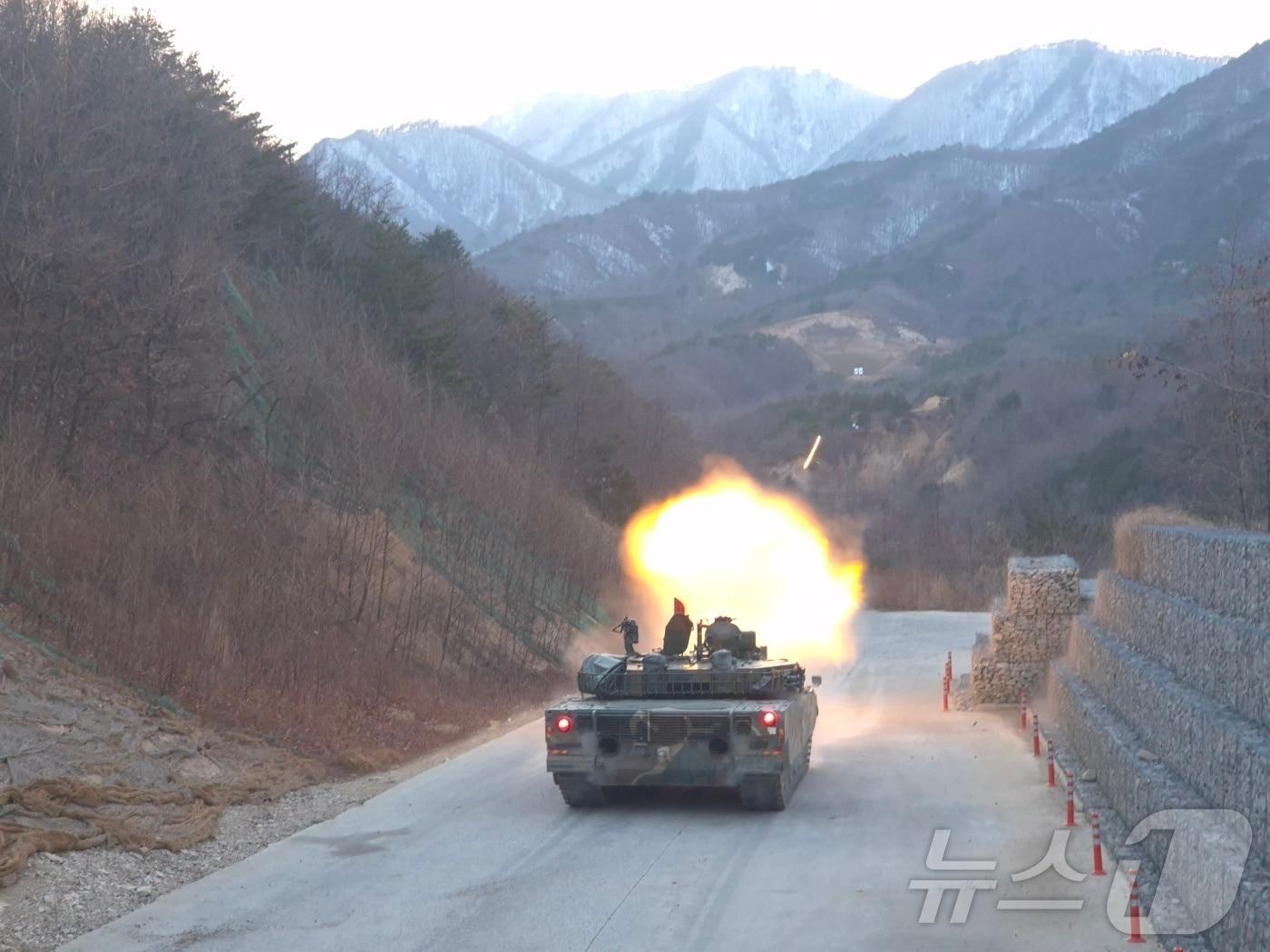 본문 이미지 - 육군 22사단 전차대대 K1E1 전차가 9일 강원 고성군 학야리 사격장에서 전차포 사격훈련을 실시하고 있다. 2026.3.9 ⓒ 뉴스1 윤왕근 기자