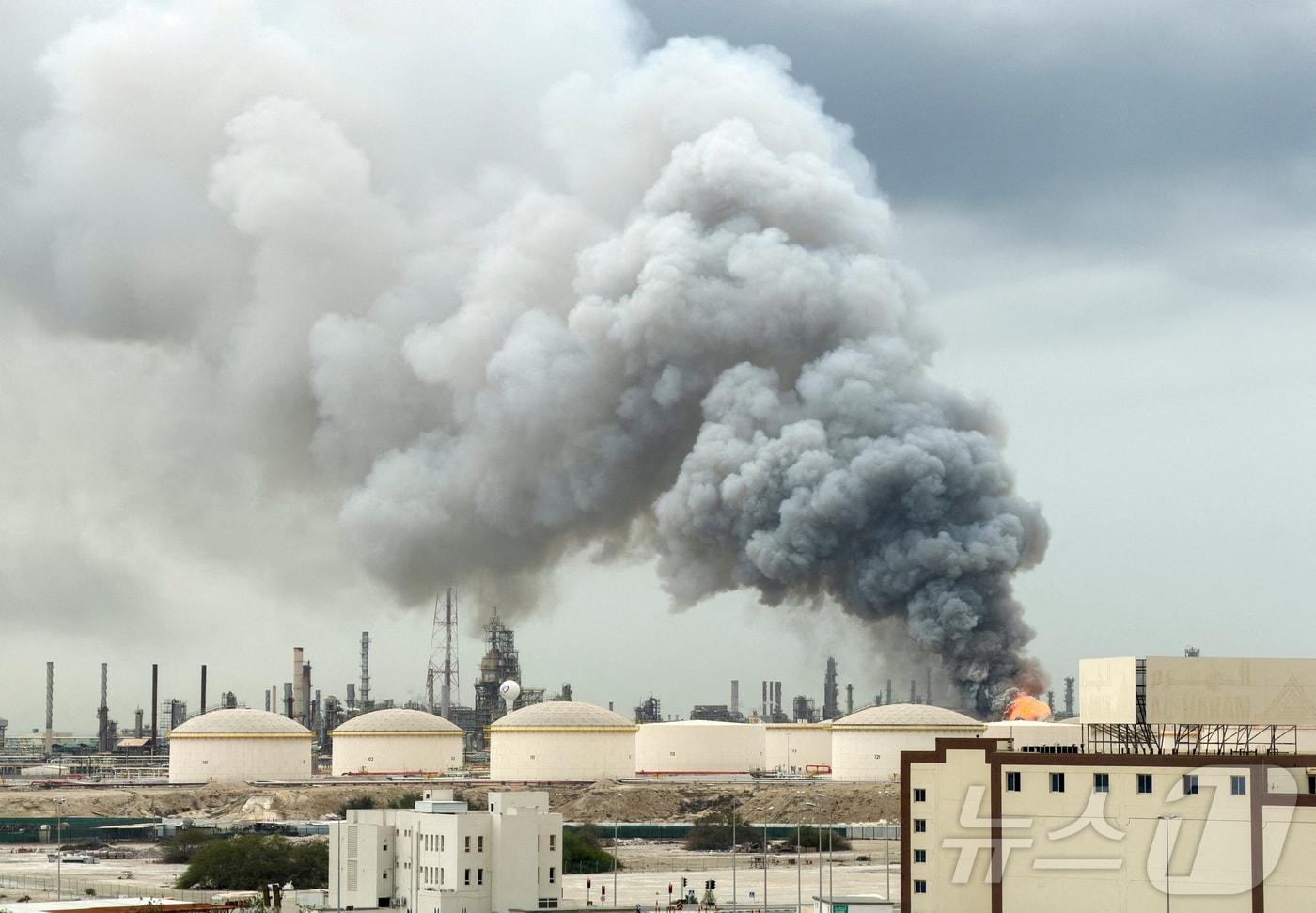 본문 이미지 - 9일(현지시간) 바레인 시트라 섬에 위치한 바프코(Bapco)의 정유공장이 미·이스라엘과 이란 간 충돌 속에 공습을 받아 연기가 치솟고 있다.2026.03.09. ⓒ 로이터=뉴스1