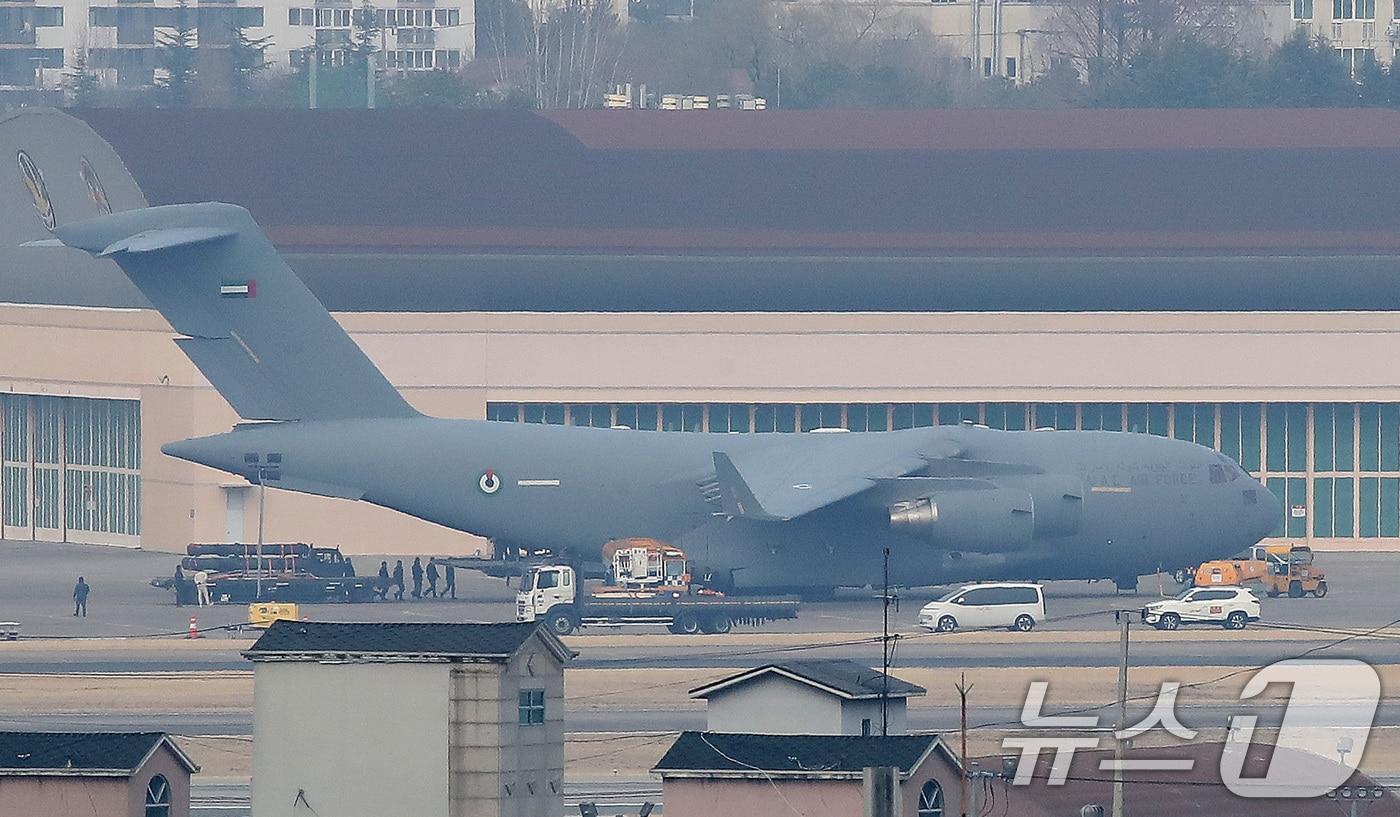 본문 이미지 - 지난 3월9일 오후 대구 K2 공군기지에서 아랍에미리트(UAE) 공군 C-17 수송기에 천궁-Ⅱ 유도탄으로 추정되는 물자를 싣는 모습이 포착됐다.  2026.3.9 ⓒ 뉴스1 공정식 기자