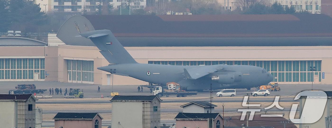 본문 이미지 - 지난 3월9일 오후 대구 K2 공군기지에서 아랍에미리트(UAE) 공군 C-17 수송기에 천궁-Ⅱ 유도탄으로 추정되는 물자를 싣는 모습이 포착됐다.  2026.3.9 ⓒ 뉴스1 공정식 기자
