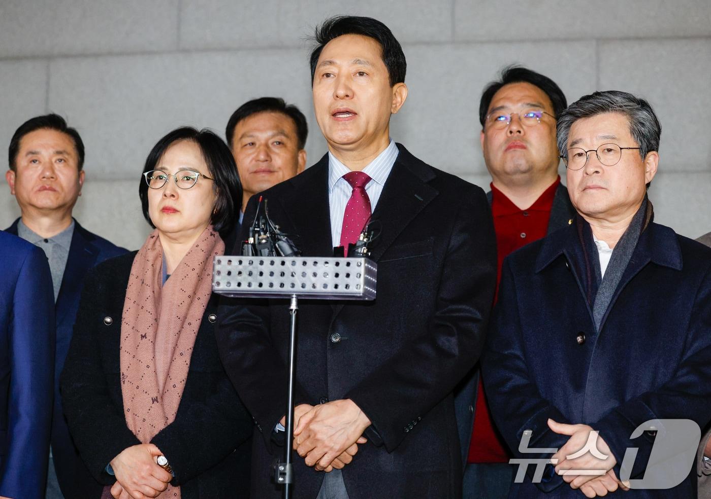 본문 이미지 - 오세훈 서울시장이 9일 저녁 서울 중구의 한 식당 앞에서 국민의힘 소속 구청장 및 시의원들과 당의 결의문 채택에 관한 입장을 발표하고 있다. 앞줄 왼쪽부터 이수희 강동구청장, 오 시장, 김길성 중구청장. 국민의힘 의원 전원(106명, 권성동 의원 제외)은 이날 12·3 비상계엄에 대해 사과하고 윤석열 전 대통령의 정치 복귀에 분명한 반대 의사를 표하는 결의문을 채택했다. 2026.3.9 ⓒ 뉴스1 안은나 기자