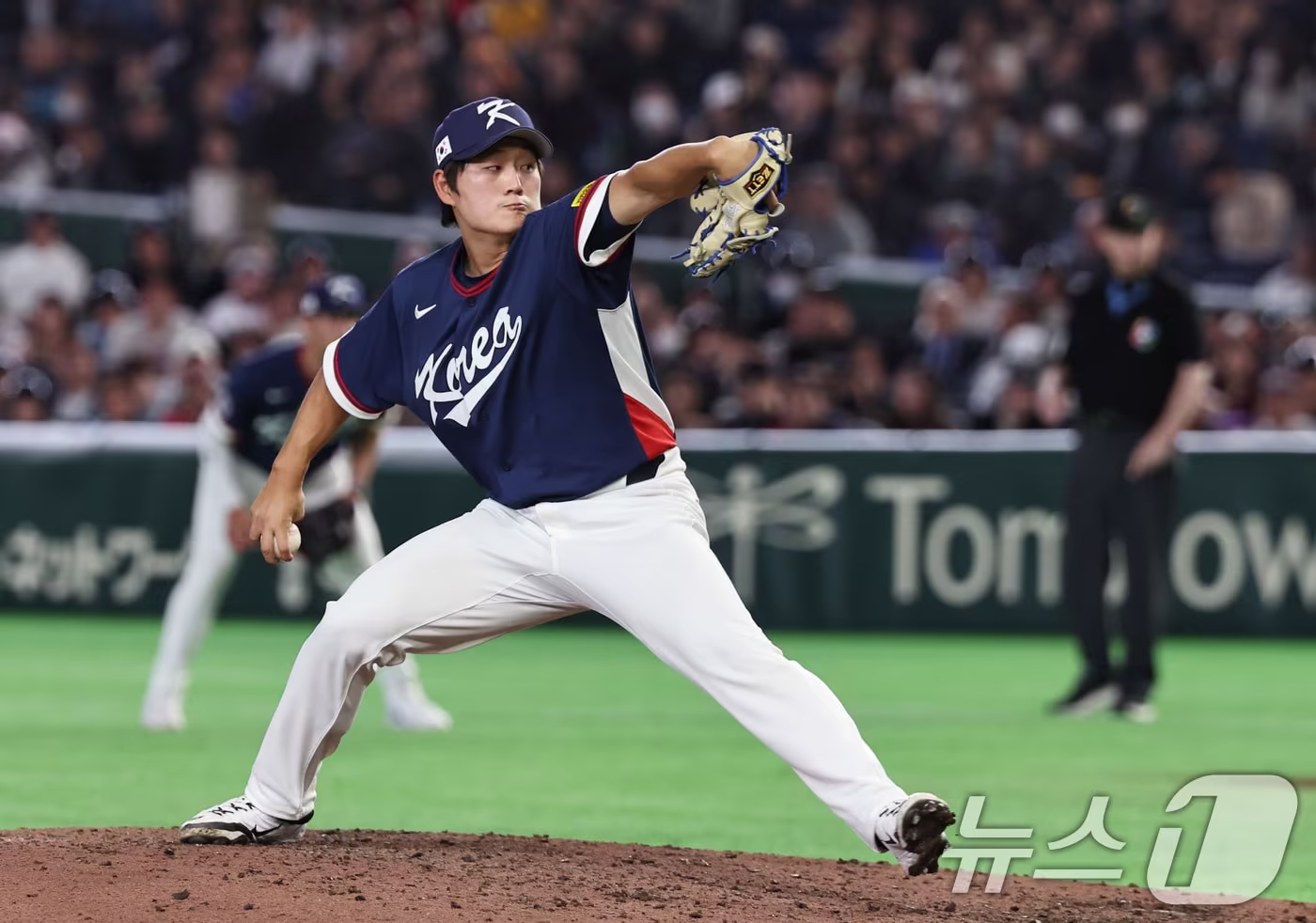 본문 이미지 - 9일 일본 도쿄돔에서 열린 2026 월드베이스볼클래식 조별리그 C조 대한민국과 호주의 경기. 8회말 등판한 대한민국 김택연이 역투하고 있다. 2026.3.9 ⓒ 뉴스1 구윤성 기자