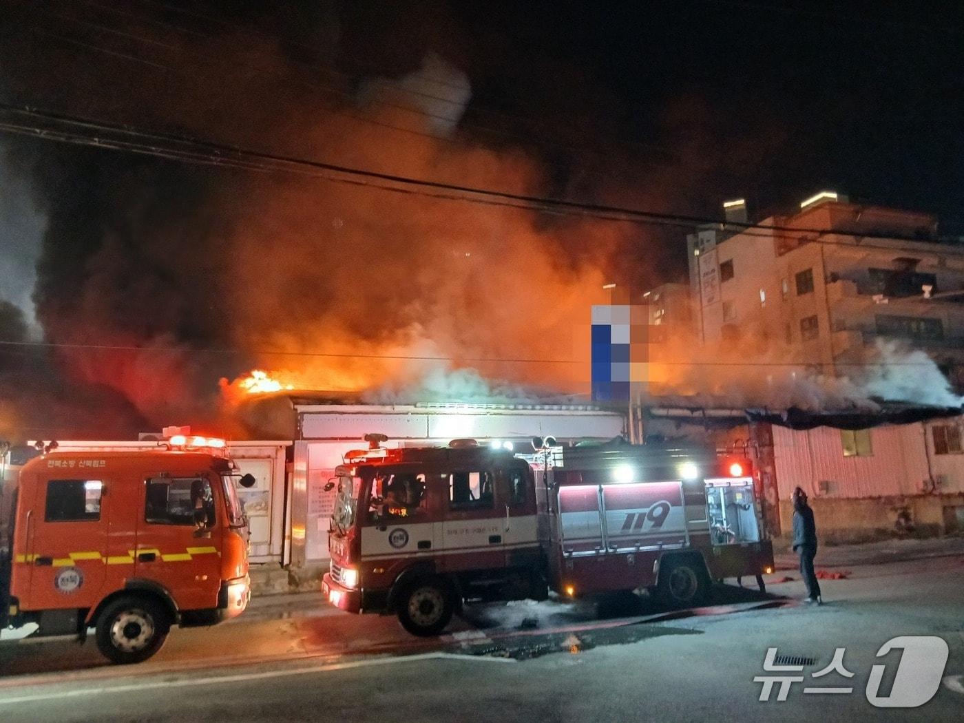 본문 이미지 - 9일 오후 8시 19분께 전북 군산시 나운동의 한 싱크대공장에서 불이 났다.(전북소방 제공. 재판매 및 DB금지)2026.3.9/뉴스1