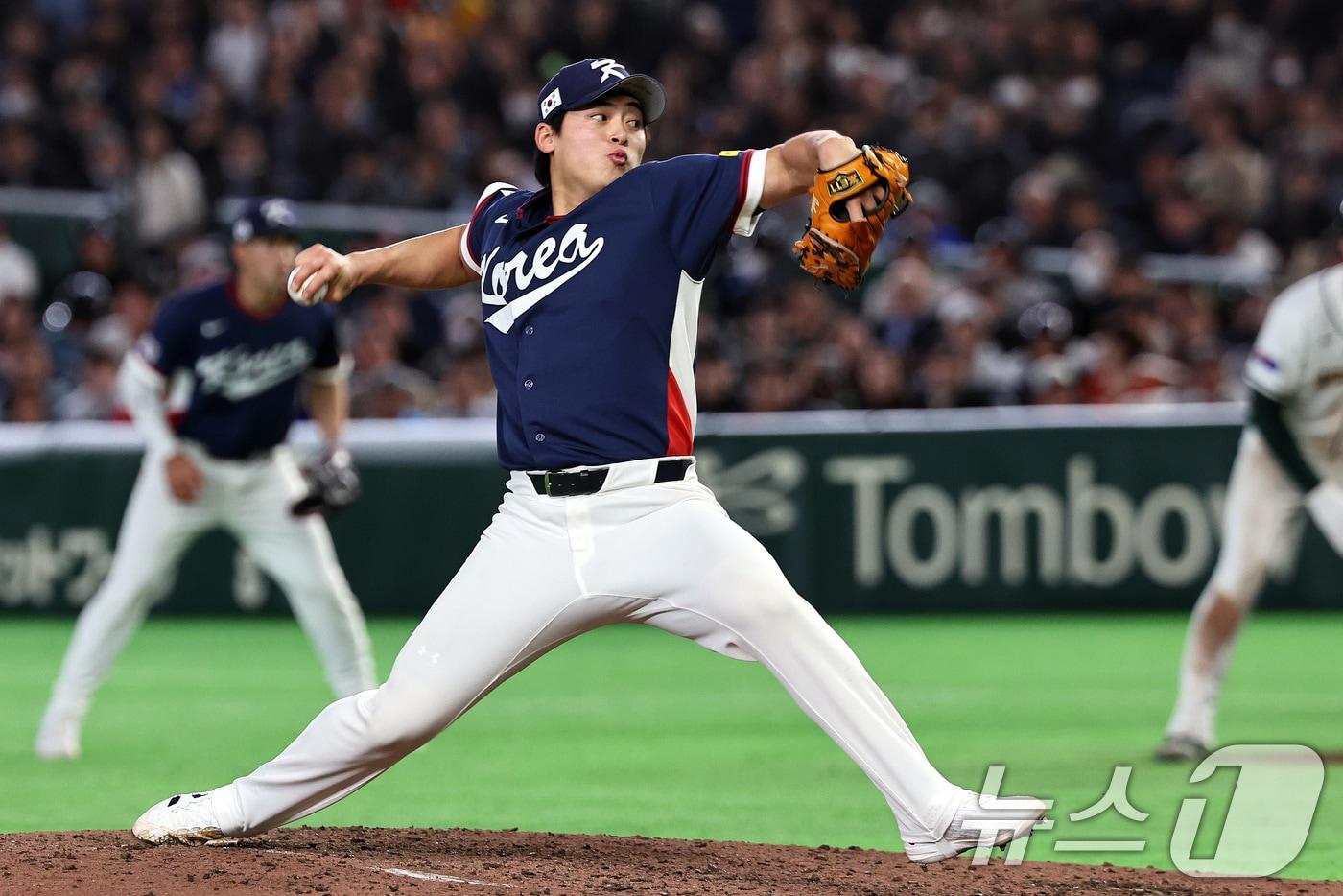 본문 이미지 - 9일 일본 도쿄돔에서 열린 2026 월드베이스볼클래식 조별리그 C조 대한민국과 호주의 경기, 대한민국 조병현이 8회말 등판해 역투하고 있다. 2026.3.9 ⓒ 뉴스1 구윤성 기자