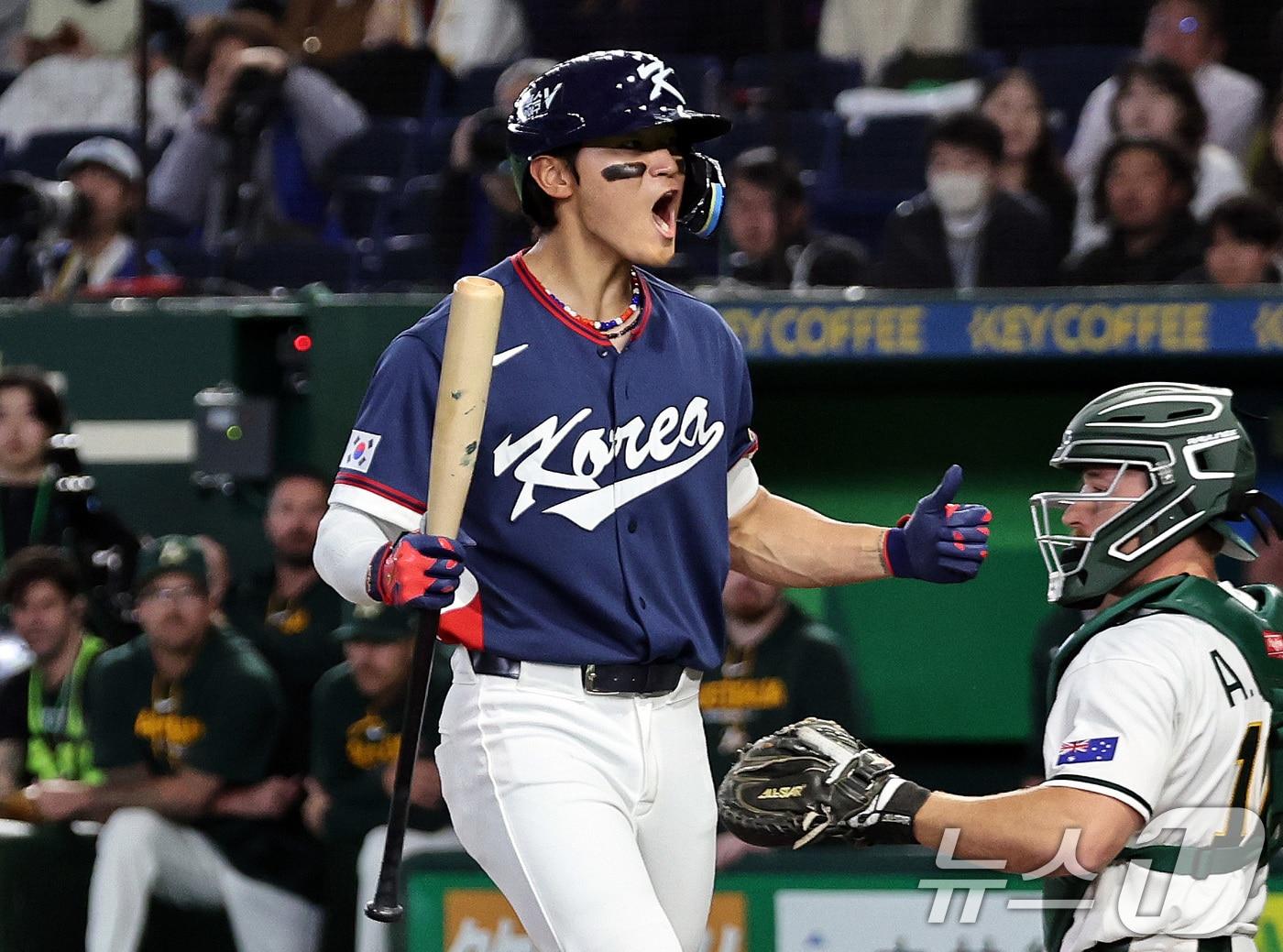 본문 이미지 - 9일 일본 도쿄돔에서 열린 2026 월드베이스볼클래식 조별리그 C조 대한민국과 호주의 경기, 9회초 대한민국의 선두타자 김도영이 볼넷으로 출루하고 있다. 2026.3.9 ⓒ 뉴스1 구윤성 기자