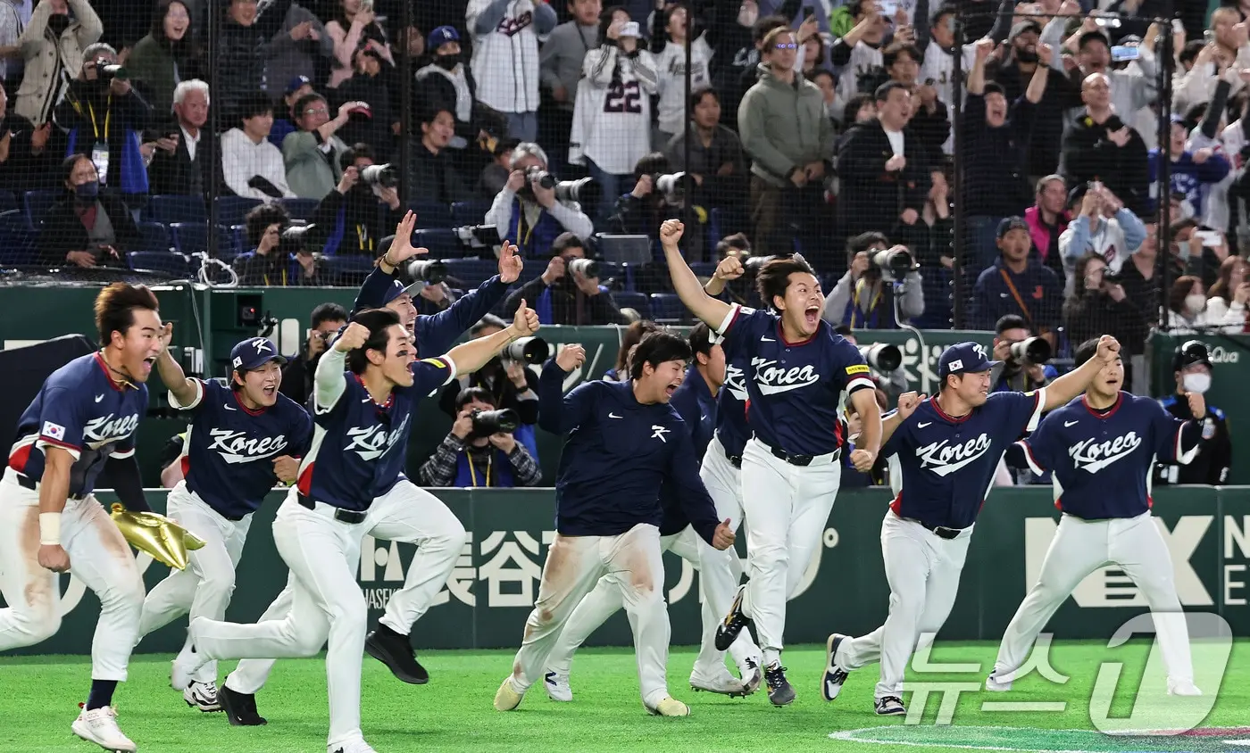 본문 이미지 - 9일 일본 도쿄돔에서 열린 2026 월드베이스볼클래식(WBC) 조별리그 C조 대한민국과 호주의 경기, 7-2 승리로 8강 진출을 확정지은 대한민국 선수들이 환호하고 있다. 2026.3.9 ⓒ 뉴스1 구윤성 기자