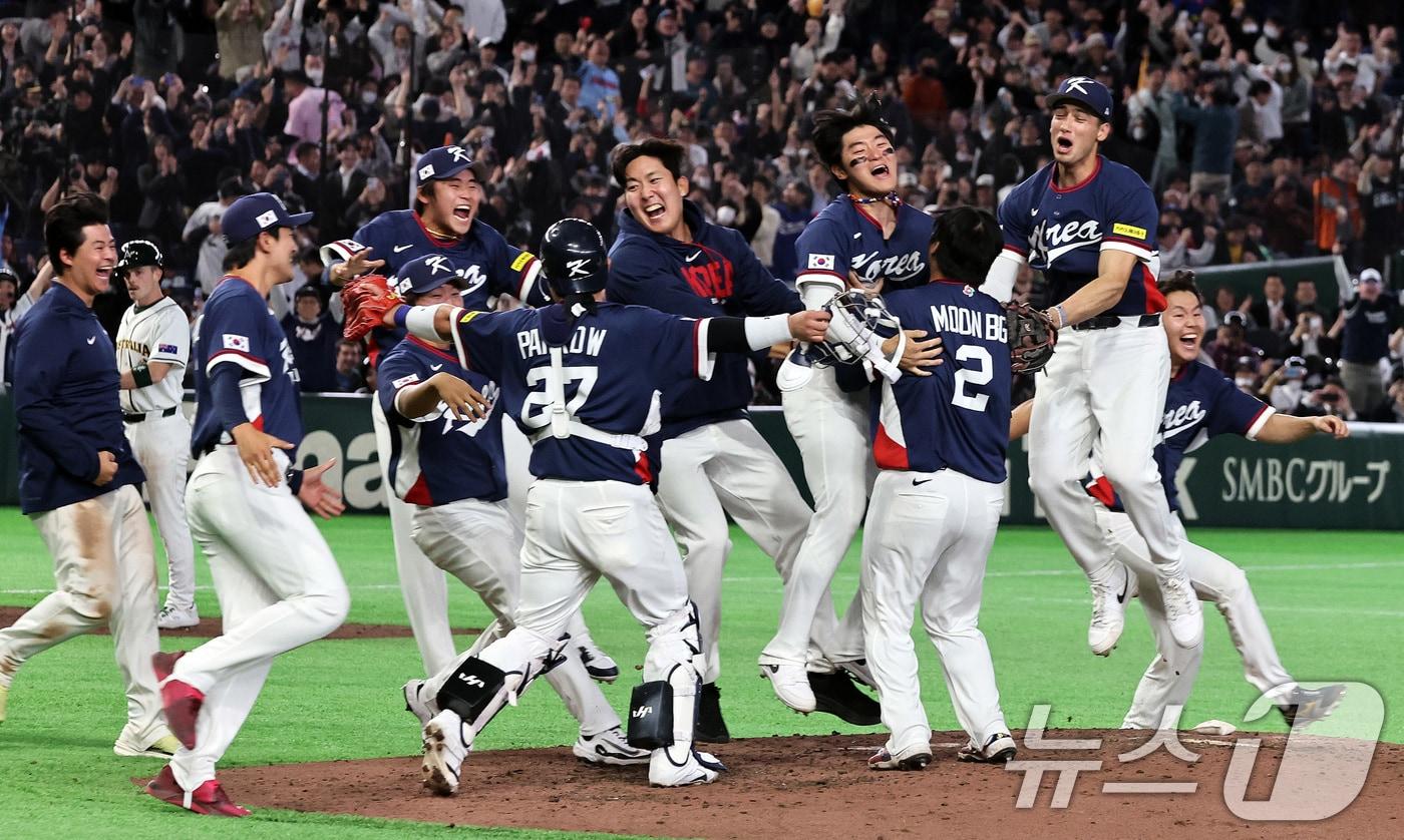 본문 이미지 - 9일 일본 도쿄돔에서 열린 2026 월드베이스볼클래식(WBC) 조별리그 C조 대한민국과 호주의 경기, 7-2 승리로 8강 진출을 확정지은 대한민국 선수들이 환호하고 있다. 2026.3.9 ⓒ 뉴스1 구윤성 기자