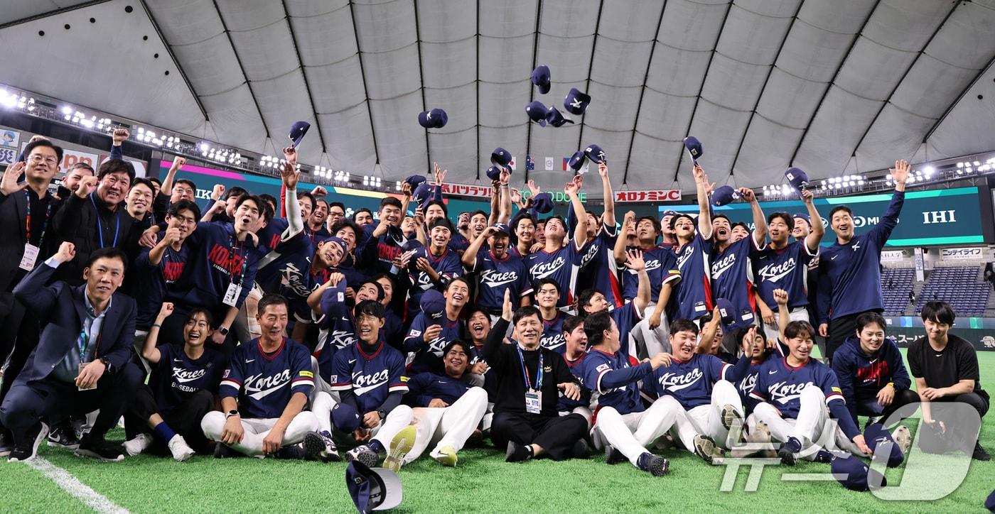 본문 이미지 - 9일 일본 도쿄돔에서 열린 2026 월드베이스볼클래식(WBC) 조별리그 C조 대한민국과 호주의 경기, 7-2 승리로 8강 진출을 확정지은 대한민국 선수들이 허구연 총재와 함께 환호하고 있다. 2026.3.9 ⓒ 뉴스1 구윤성 기자