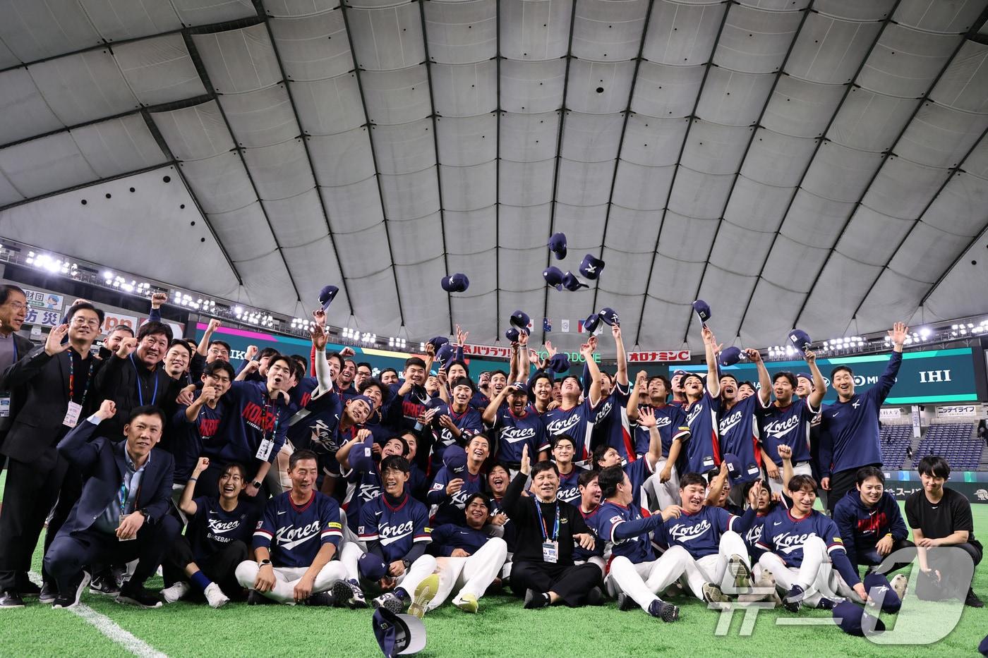본문 이미지 - 9일 일본 도쿄돔에서 열린 2026 월드베이스볼클래식(WBC) 조별리그 C조 대한민국과 호주의 경기, 7-2 승리로 8강 진출을 확정지은 대한민국 선수들이 허구연 총재와 함께 환호하고 있다. 2026.3.9 ⓒ 뉴스1 구윤성 기자