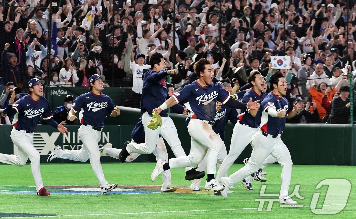 본문 이미지 - 9일 일본 도쿄돔에서 열린 2026 월드베이스볼클래식(WBC) 조별리그 C조 대한민국과 호주의 경기, 7-2 승리로 8강 진출을 확정지은 대한민국 선수들이 환호하고 있다. 2026.3.9 ⓒ 뉴스1 구윤성 기자