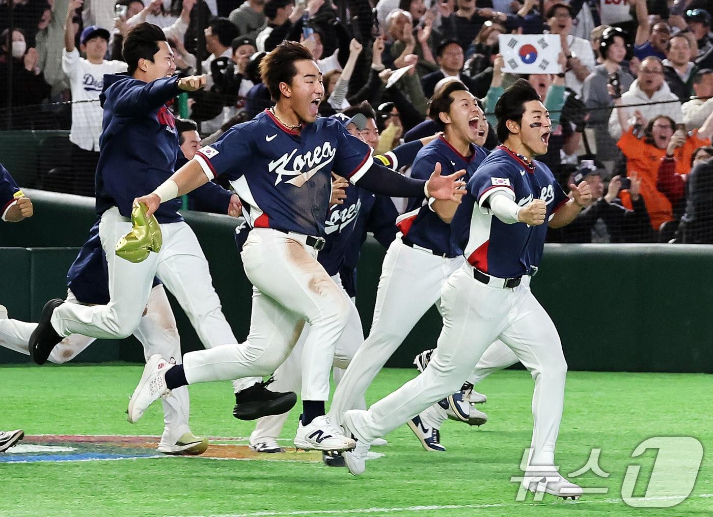 본문 이미지 - 9일 일본 도쿄돔에서 열린 2026 월드베이스볼클래식(WBC) 조별리그 C조 대한민국과 호주의 경기, 7-2 승리로 8강 진출을 확정지은 대한민국 선수들이 환호하고 있다. 2026.3.9 ⓒ 뉴스1 구윤성 기자