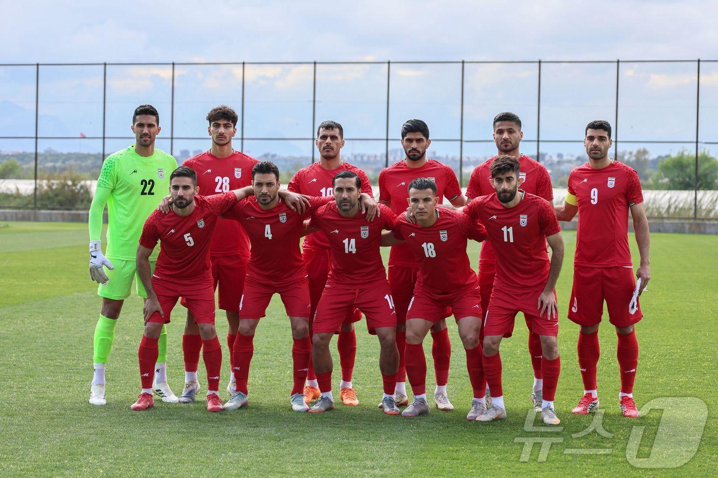 본문 이미지 - 이란 국가대표 축구팀 선수들이 31일(현지시간) 튀르키예 남부 안탈리아에서 열린 코스타리카와의 친선 경기에 앞서 경기장에서 포즈를 취하고 있다. 잔니 인판티노 피파(FIFA) 회장은 이날 이란이 오는 6월 열릴 북중미 월드컵에 참가한다고 밝혔다. 2026.03.31. ⓒ AFP=뉴스1