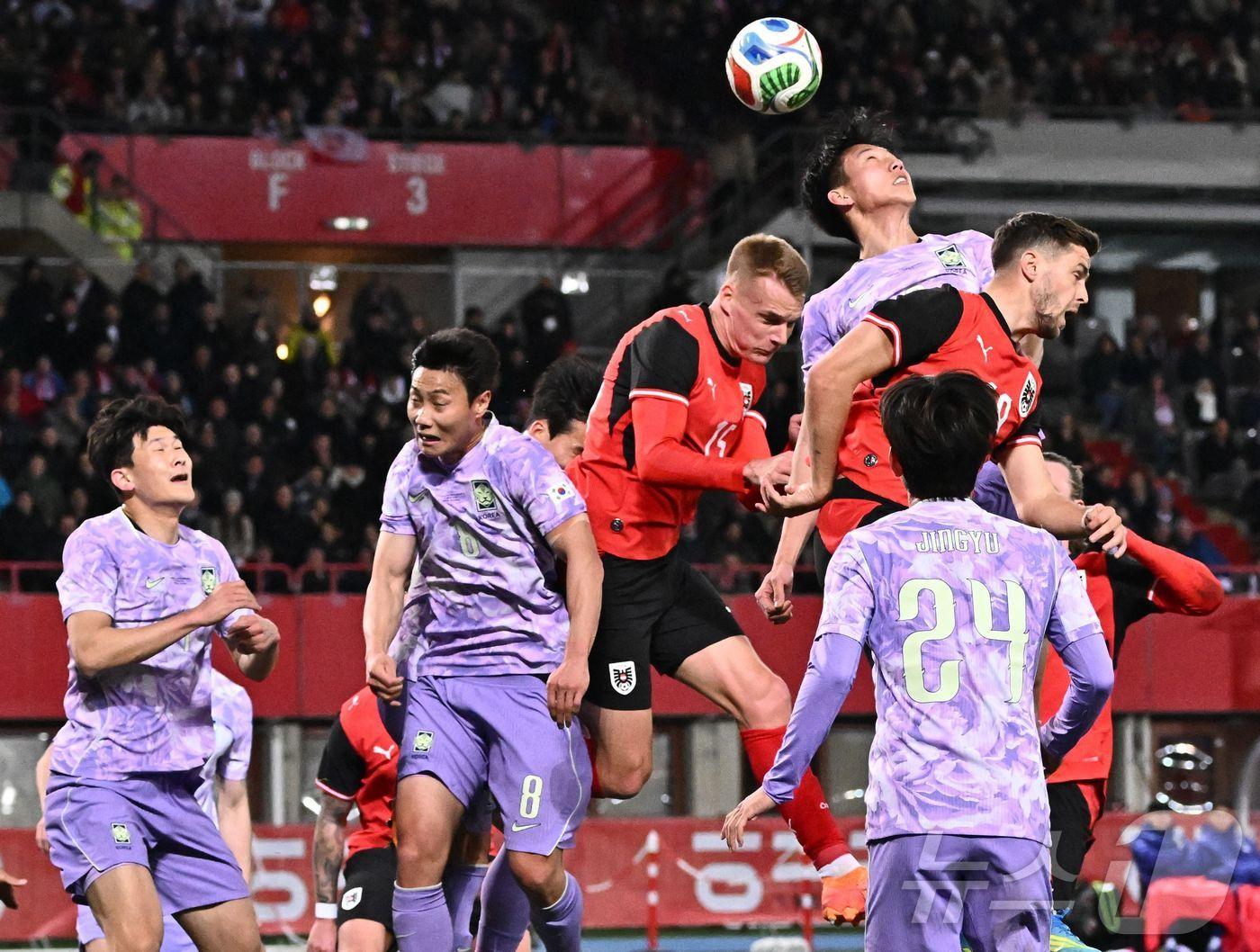 본문 이미지 - 한국 축구대표팀이 1일(한국시간) 오스트리아 빈의 에른스트 하펠 경기장에서 오스트리아와 평가전을 치르고 있다. ⓒ AFP=뉴스1