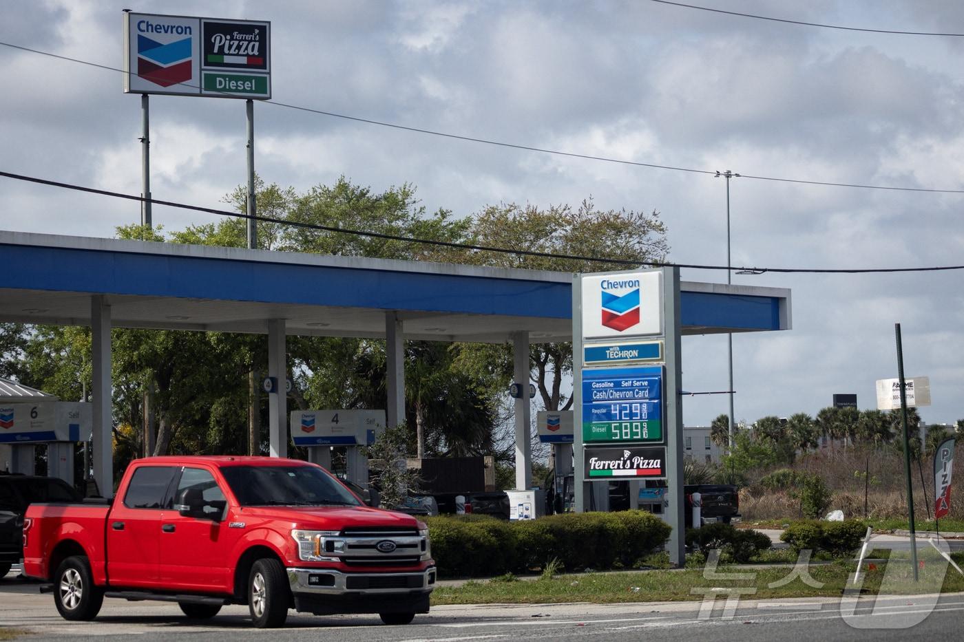 본문 이미지 - 미국 휘발유 전국 소매가가 31일(현지시간) 갤런당 4.018달러를 기록했다. 사진은 이날 플로리다주 타이투스빌의 한 주유소 모습. 2026.03.31. ⓒ 로이터=뉴스1