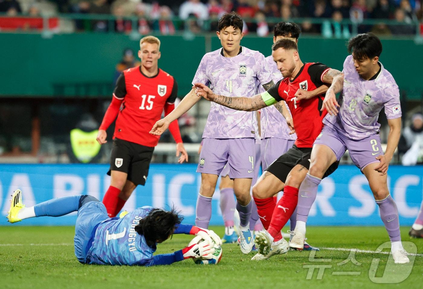 본문 이미지 - 홍명보호의 스리백이 2경기 연속 실점했다.ⓒ 로이터=뉴스1