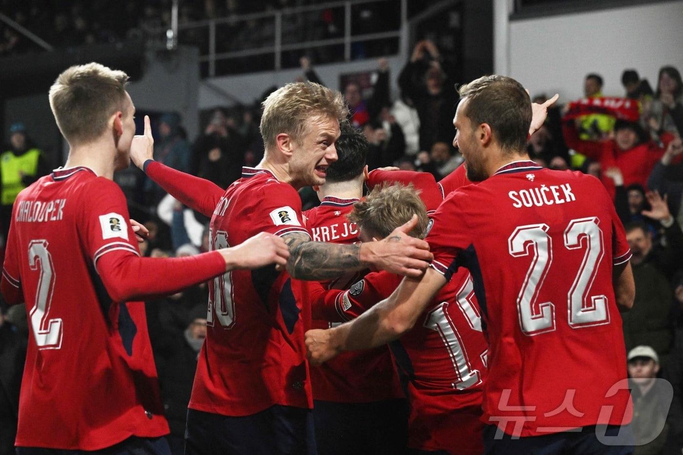 본문 이미지 - 체코가 덴마크를 제압하고 20년 만에 월드컵 본선 진출에 성공했다. ⓒ AFP=뉴스1