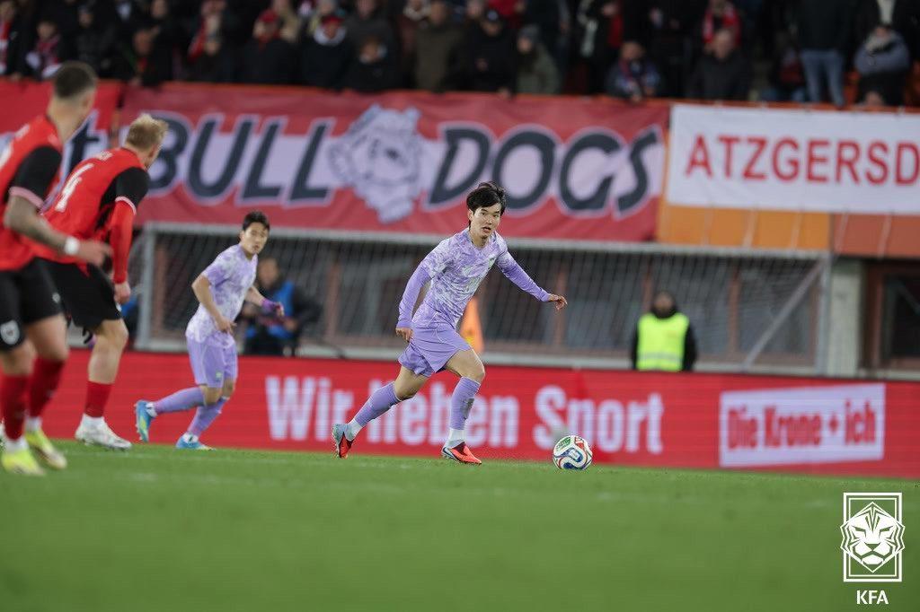 본문 이미지 - 31일(현지시간) 오스트리아 빈 에른스트 하펠 스타디움에서 열린 한국 축구대표팀과 오스트리아의 평가전에서 김진규가 드리블하고 있다.(대한축구협회 제공. 재판매 및 DB 금지) 2026.4.1 ⓒ 뉴스1