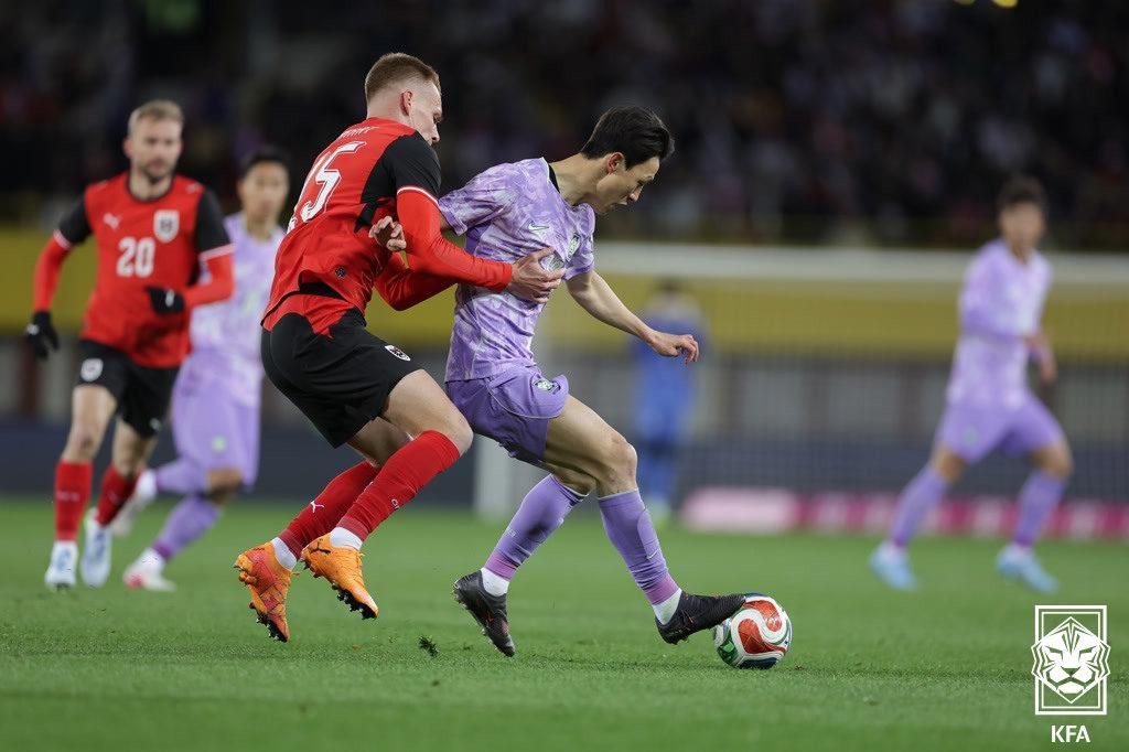 본문 이미지 - 31일(현지시간) 오스트리아 빈 에른스트 하펠 스타디움에서 열린 한국 축구대표팀과 오스트리아의 평가전에서 이재성이 돌파를 시도하고 있다.(대한축구협회 제공. 재판매 및 DB 금지) 2026.4.1 ⓒ 뉴스1