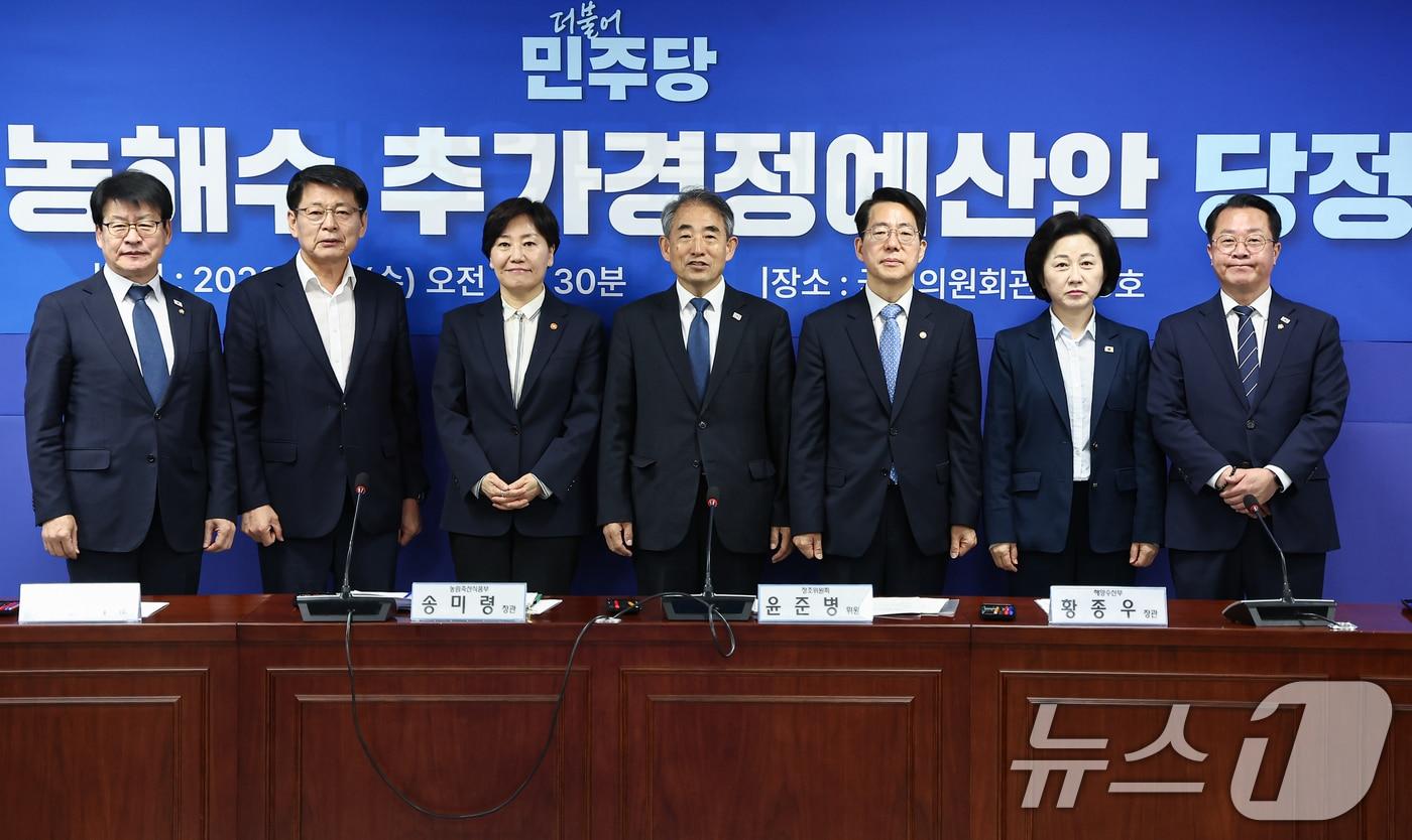 본문 이미지 - 1일 서울 여의도 국회 의원회관에서 열린 2026년 농해수 추가경정예산안 당정협의에서 참석자들이 기념촬영을 하고 있다. 왼쪽부터 임호선 의원, 서삼석 의원, 송미령 농림식품부 장관, 윤준병 더불어민주당 농해수정책조정위원장, 황종우 해양수산부 장관, 송옥주 의원, 문금주 의원. 2026.4.1 ⓒ 뉴스1 김도우 기자