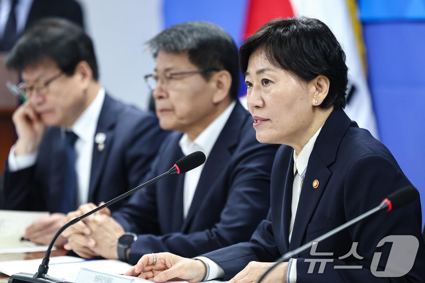 본문 이미지 - 송미령 농림축산식품부 장관이 1일 서울 여의도 국회 의원회관에서 열린 2026년 농해수 추가경정예산안 당정협의에서 모두 발언을 하고 있다. 2026.4.1 ⓒ 뉴스1 김도우 기자