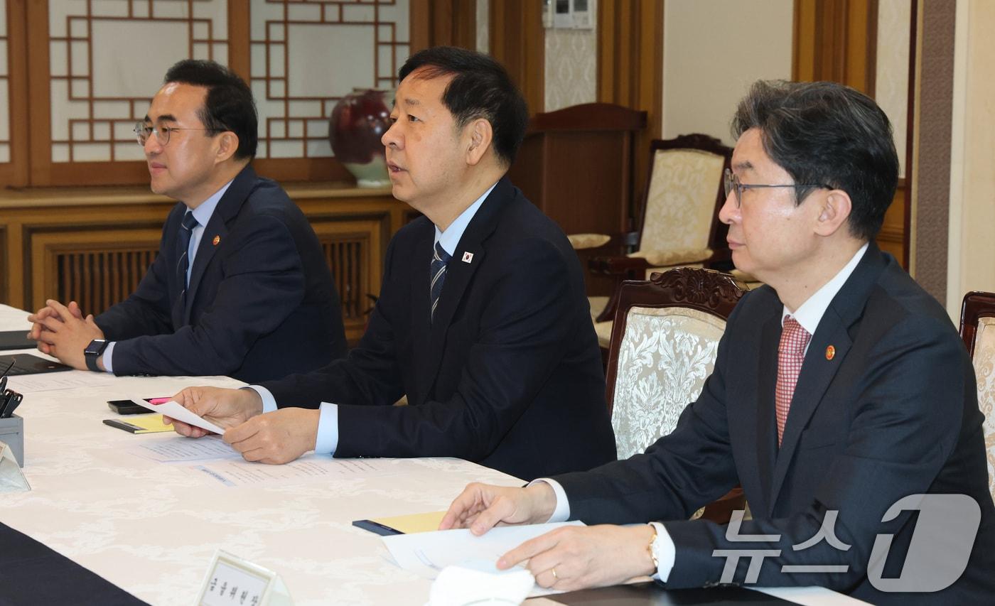 본문 이미지 - 구윤철 경제부총리 겸 재정경제부 장관(가운데)이 1일 서울 종로구 정부서울청사에서 열린 거시재정금융간담회에서 발언을 하고 있다. 2026.4.1 ⓒ 뉴스1 임세영 기자