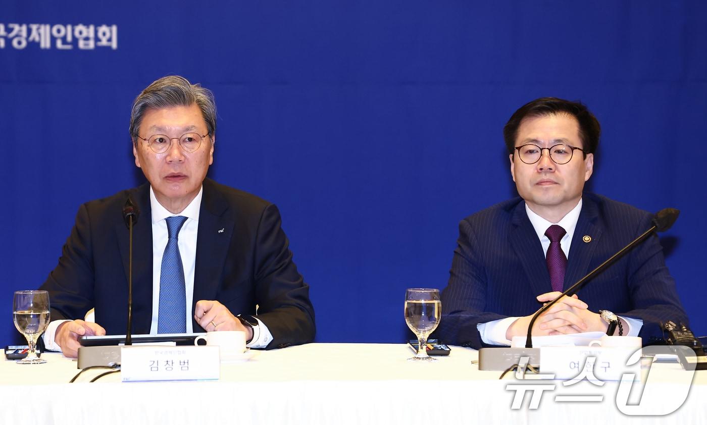 본문 이미지 - 김창범 한국경제인협회 부회장이 1일 오전 서울 영등포구 KFI타워에서 열린 글로벌 경제 현안대응 기업간담회에서 인사말을 하고 있다. 오른쪽은 여한구 산업통상부 통상교섭본부장. 2026.4.1 ⓒ 뉴스1 김민지 기자