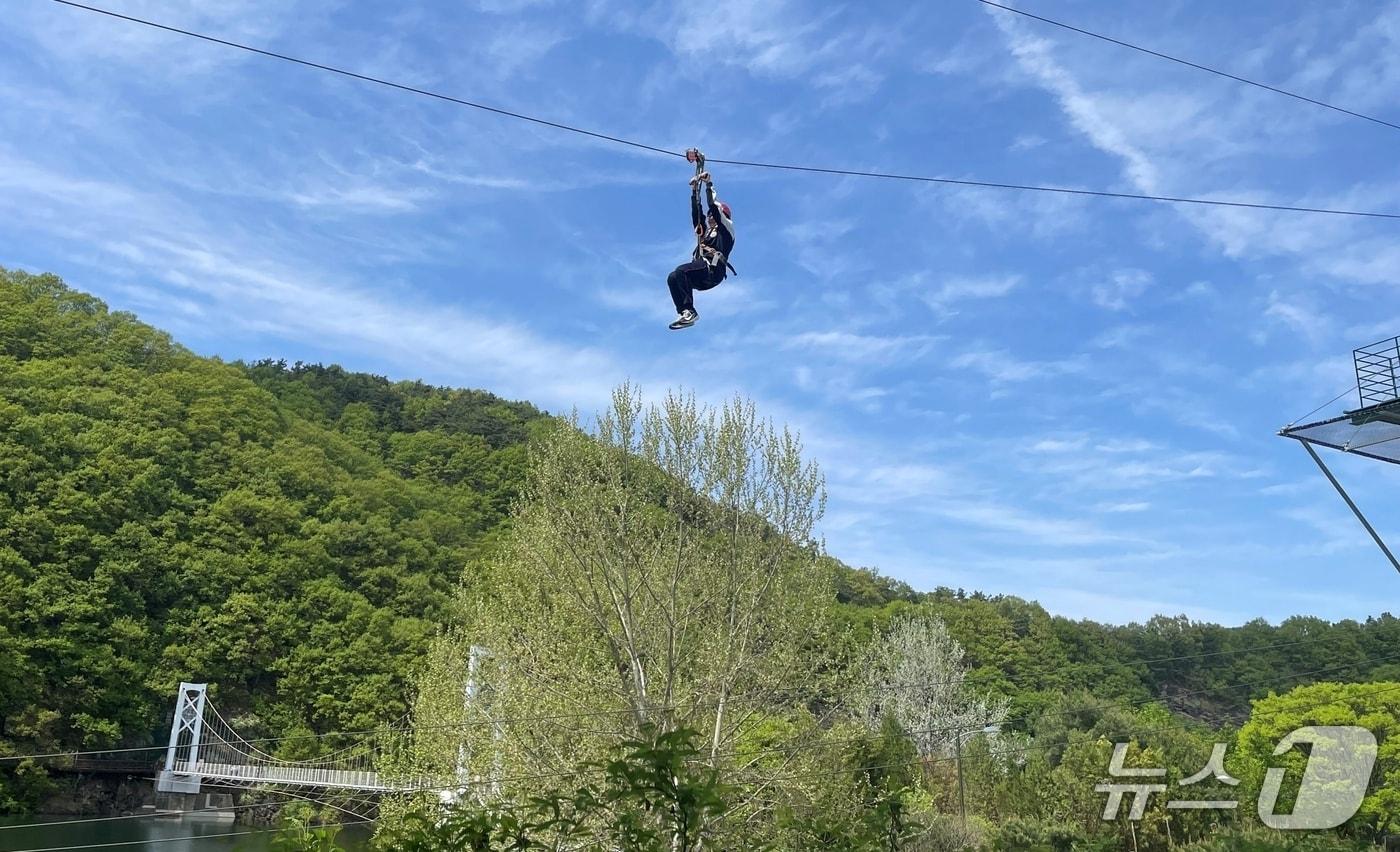 본문 이미지 - 진천 초평호 집라인.(진천군 제공. 재판매 및 DB금지)