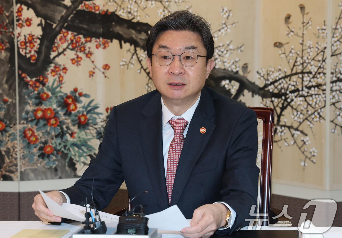 본문 이미지 - 이억원 금융위원회 위원장이 1일 서울 종로구 정부서울청사에서 열린 거시재정금융간담회에서 발언을 하고 있다. 왼쪽부터 박홍근 기획예산처 장관, 구윤철 경제부총리 겸 재정경제부 장관, 이 위원장. 2026.4.1 ⓒ 뉴스1 임세영 기자