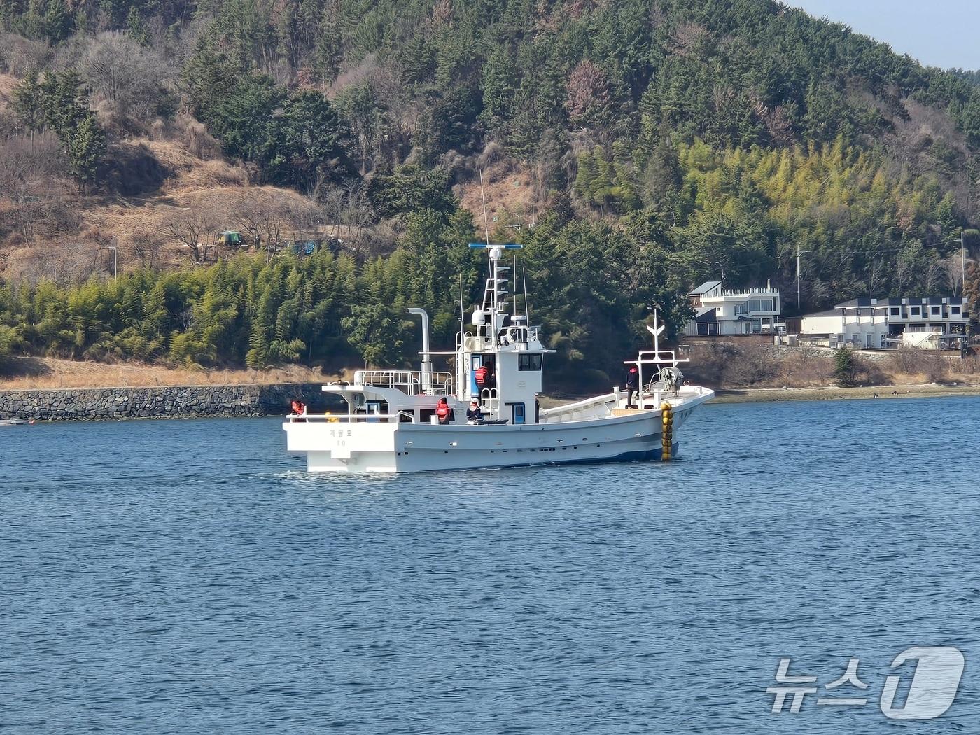본문 이미지 - 국내 첫 전기복합추진 어선(해양수산부 제공)