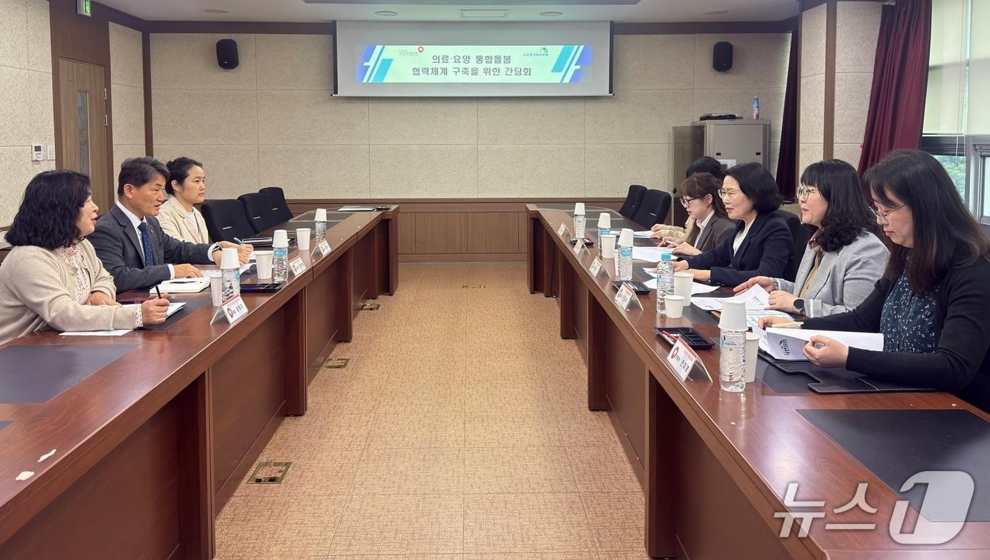 본문 이미지 - 괴산군-국민건강보험공단 괴산증평지사 간담회.(괴산군 제공. 재판매 및 DB금지)