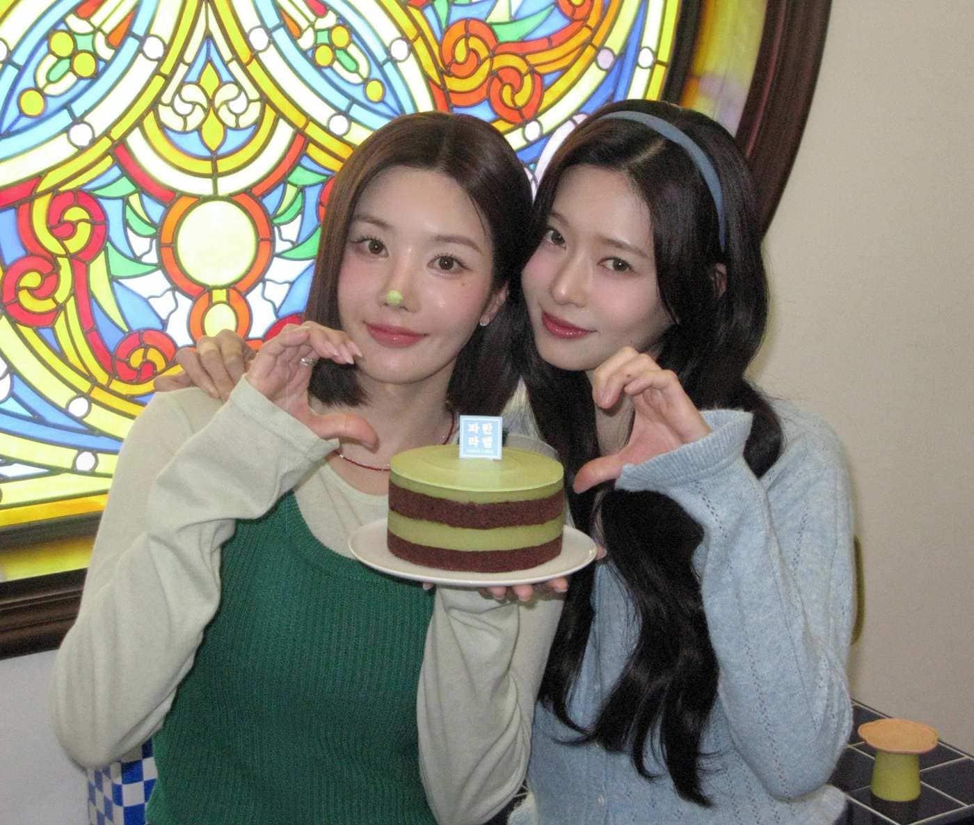 본문 이미지 - 파리바게뜨 '파란라벨'로 다시 만난 권은비·김민주.(파리바게뜨 제공)