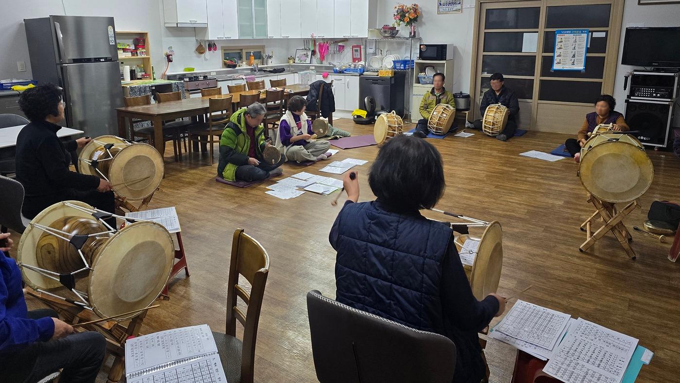 본문 이미지 -  경로당 프로그램에 참여 중인 어르신들 모습.(서산시 제공. 재판매 및 DB금지)/뉴스1