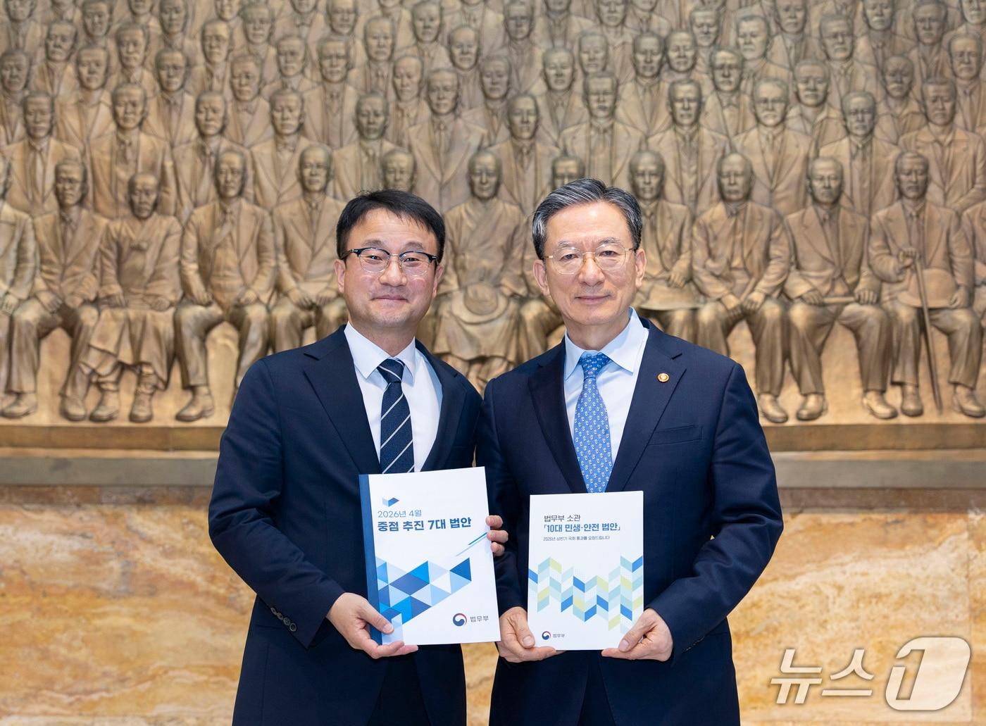 본문 이미지 - 한병도 더불어민주당 원내대표(왼쪽)와 정성호 법무부 장관(법무부 제공)